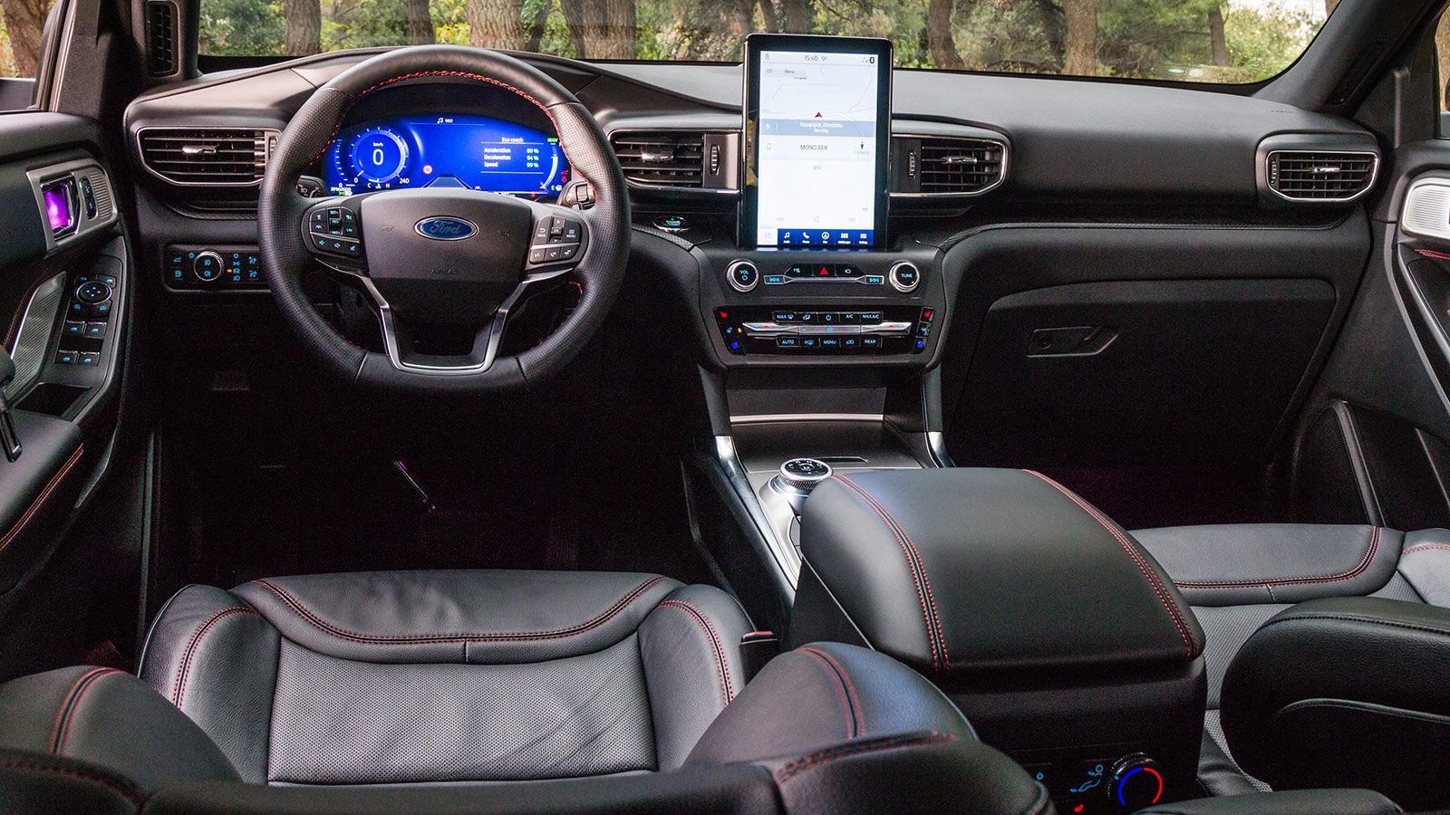Το πλήρως ψηφιακό, αλλά και ποιοτικό, cockpit του Ford Explorer διακρίνεται για τη λιτή και απέριττη αισθητική του. Η κάθετη οθόνη των 10,1 ιντσών είν