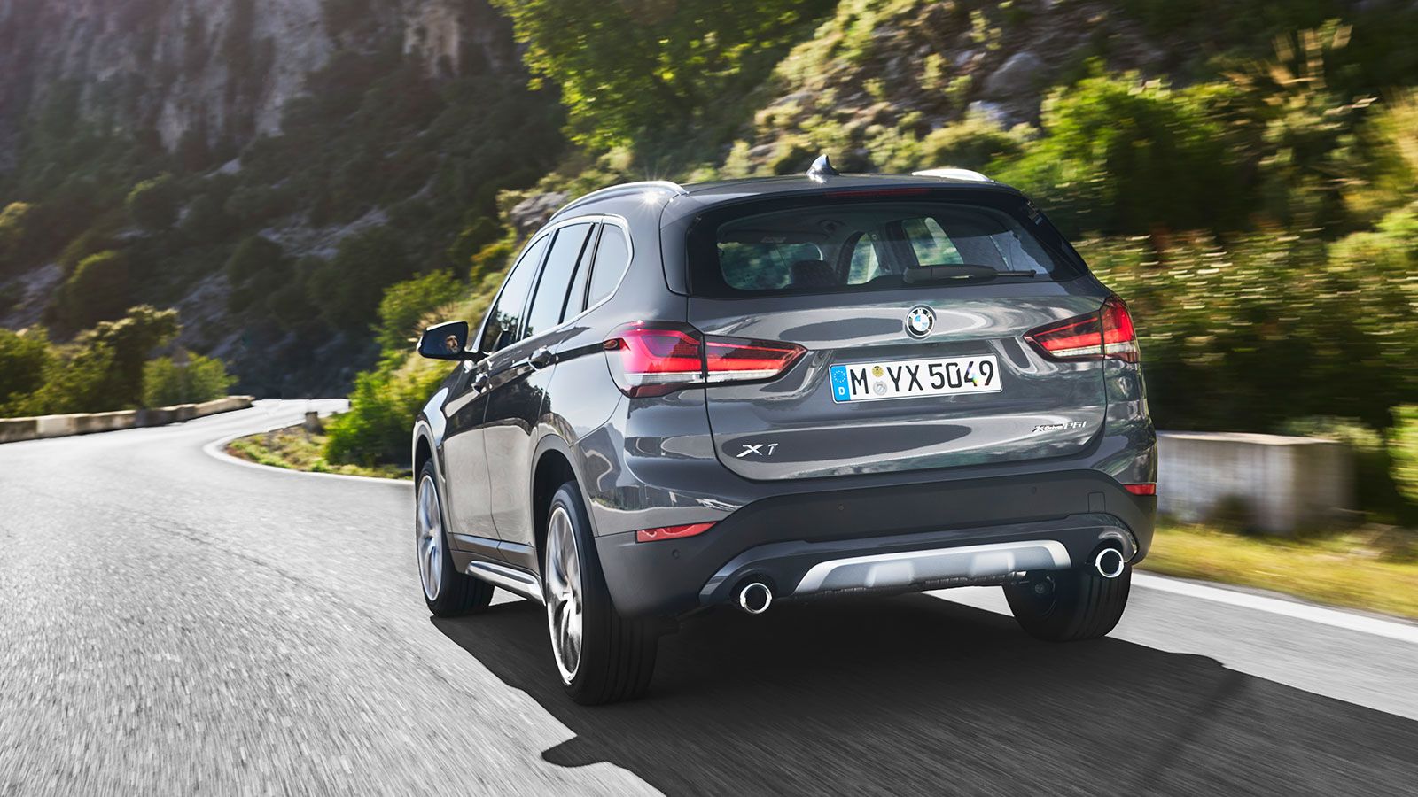 H ΒΜW X1 ακολουθεί την οδηγική ταυτότητα της BMW και είναι πιο σφιχτή και πιο καλή σε αίσθηση, περιορίζει όμως την άνεση και την ποιότητα κύλισης. Ισω