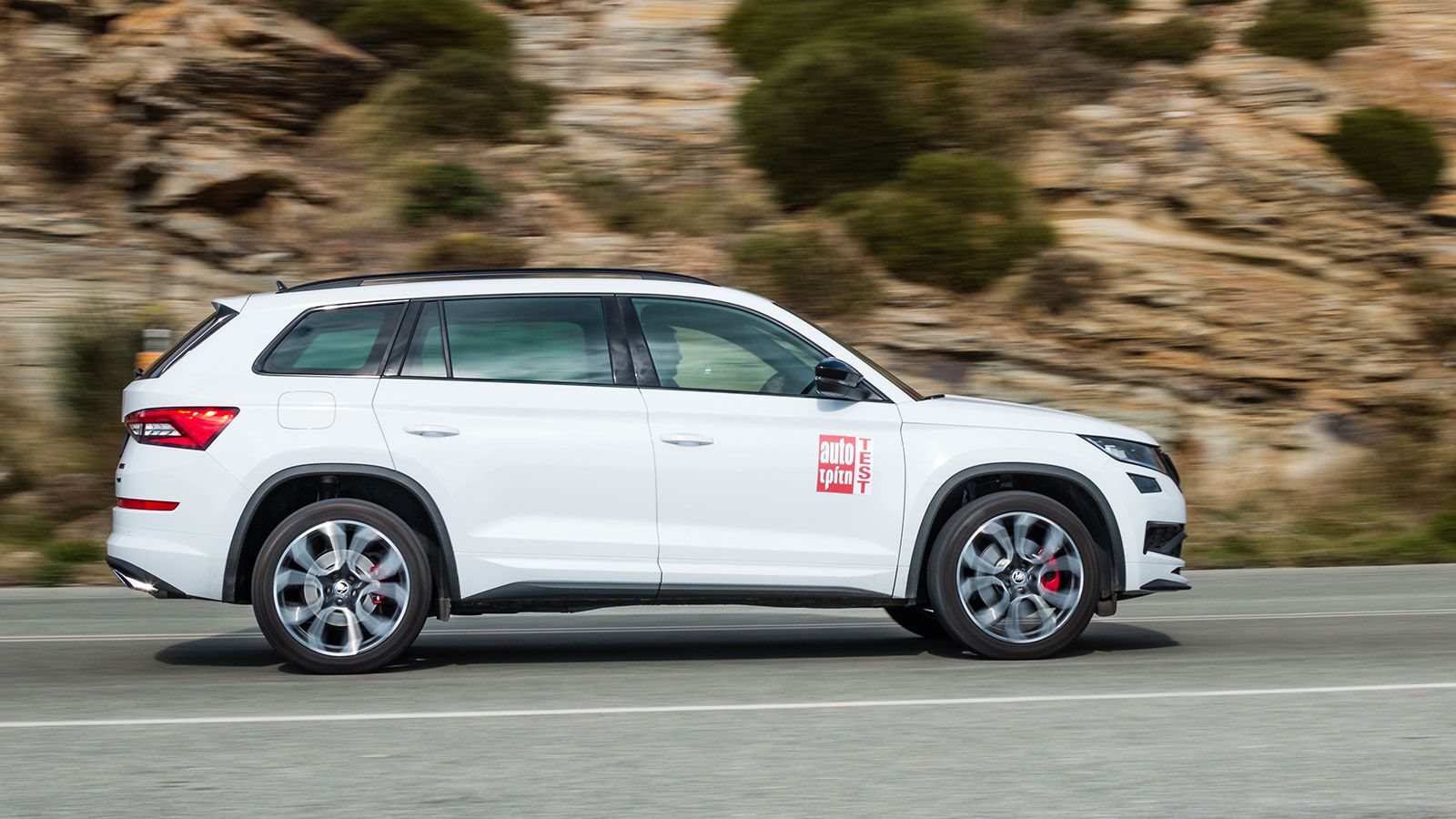 Ο διλιτρος ΤDI χάρη στα 2 turbo αποδίδει 240 άλογα και 500 Nm ροπής χαρίζοντας επιδόσεις GTi στο Kodiaq RS: 0-100 χλμ./ώρα σε 6,9 δλ. και τελική 221 χ