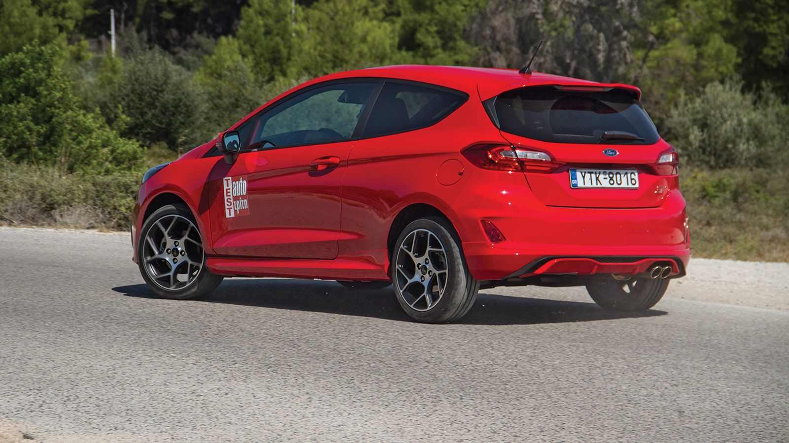 Το Fiesta ST είναι εξαιρετικά σταθερό και γρήγορο σε κλειστά στριφτερά κομμάτια, μένοντας καρφωμένο στη διαδρομή που θα χαράξεις με τους μπροστινούς τ