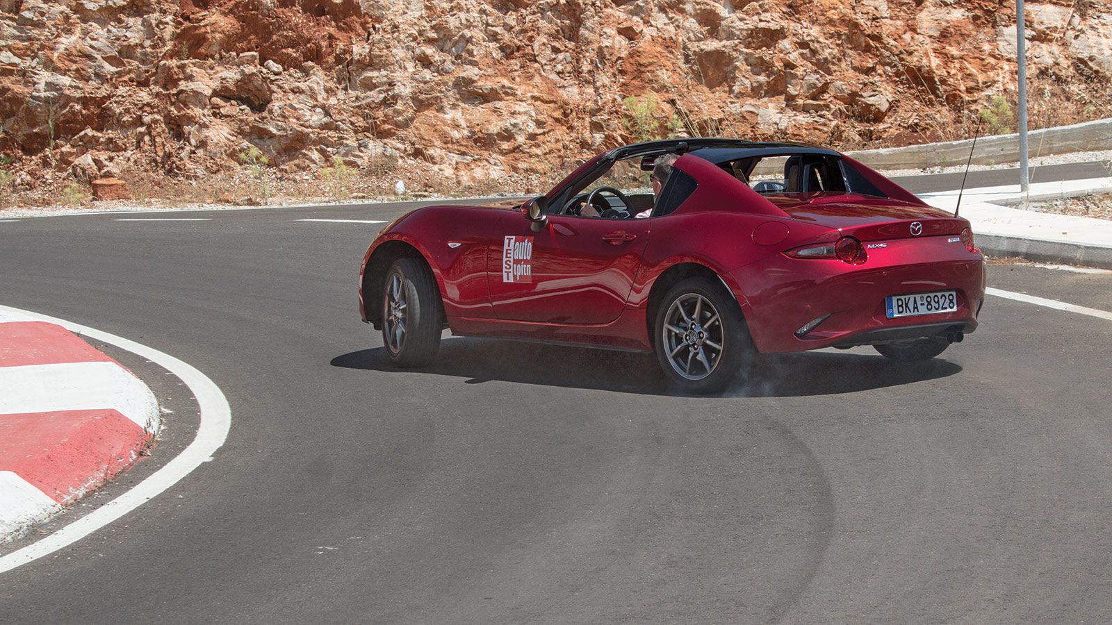 Με το λιλιπούτειο roadster θα πρέπει να δουλεύεις τον κινητήρα συνεχώς σε ένα φάσμα μεταξύ 5.000 και 7.000 σ.α.λ. ανεβοκατεβάζοντας σχέσεις και κυνηγώ