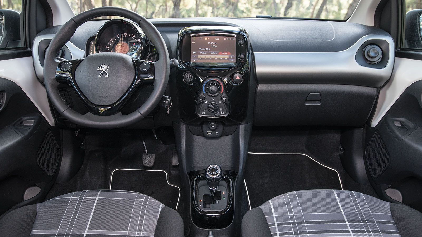 Το εσωτερικό του Peugeot 108 είναι μοντέρνο και ξεχωριστό, ενώ ικανοποιεί και με την ποιότητα κατασκευής του.