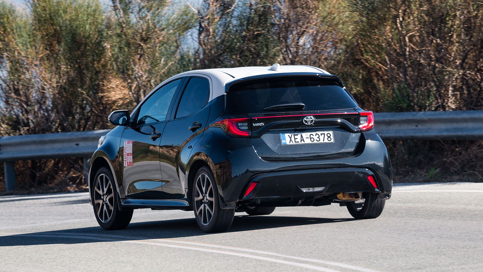 Ακόμα και σε μια στριφτερή διαδρομή το Yaris σε κερδίζει και με το παραπάνω καθώς οι προβλέψιμες και προοδευτικές υποστροφικές αντιδράσεις του είναι ε