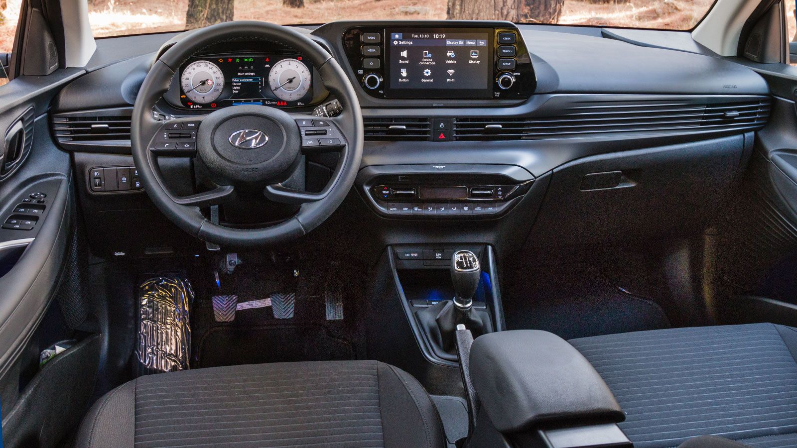 Το εσωτερικό του Hyundai i20 είναι καλό ποιοτικά και σύγχρονο σχεδιαστικά ενώ κερδίζει τις εντυπώσεις με τον πλούσιο εξοπλισμό του.

