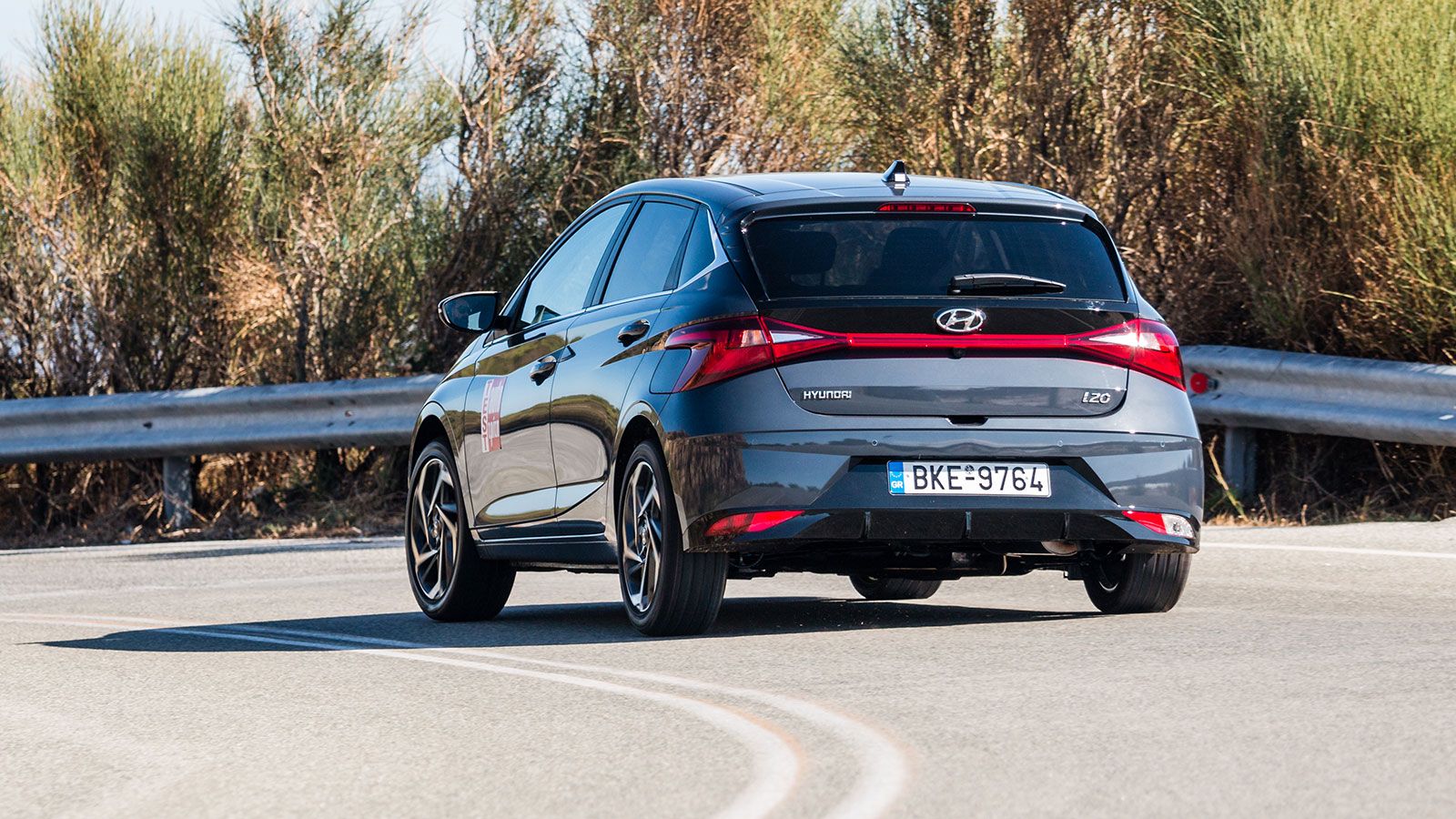 Η σχετικά σφιχτή ανάρτηση επιτρέπει στο Hyundai i20 να παρουσιάσει ένα πιο ενδιαφέρον οδηγικό προφίλ σε εκτός πόλης διαδρομές, χωρίς ωστόσο να «ξεχνά»