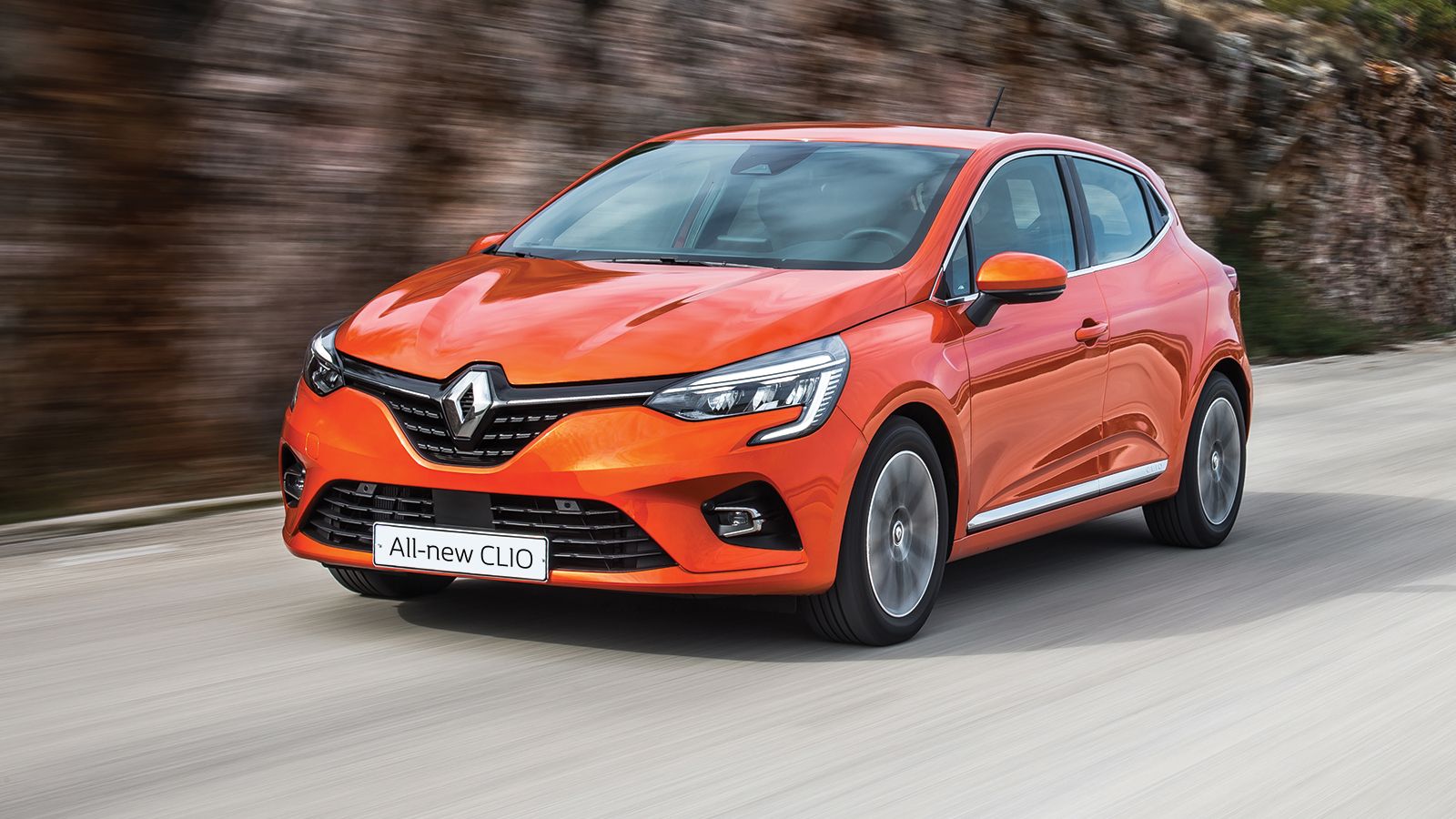 Το νέο Renault Clio μπαίνει σφήνα ανάμεσα σε δύο Volkswagen και κερδίζει τη δεύτερη θέση μέχρι στιγμής.