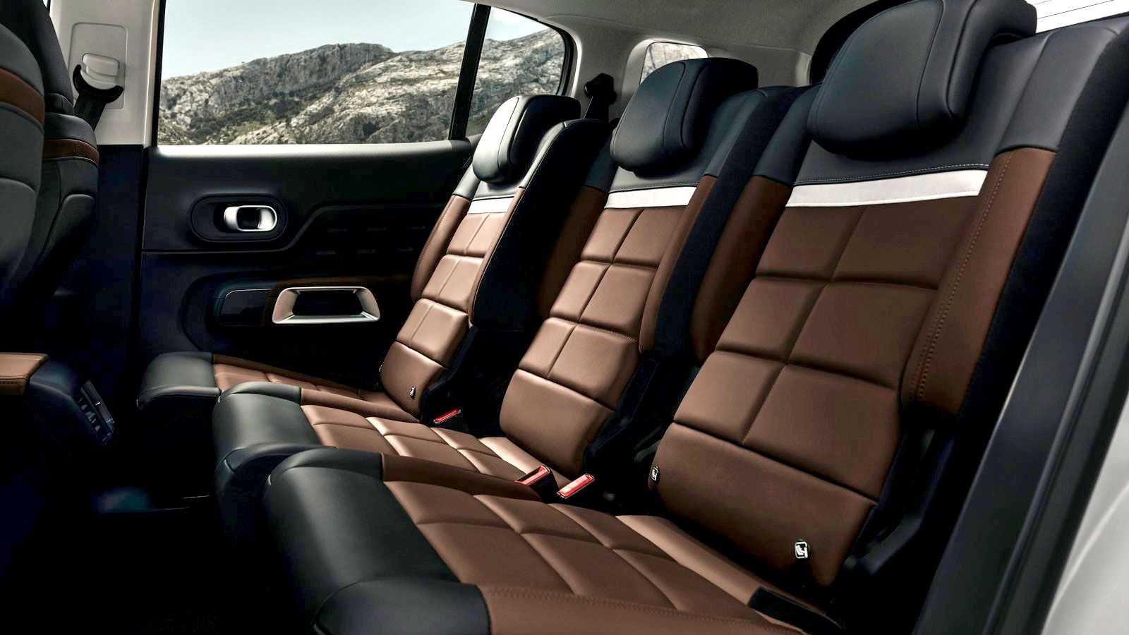Τα τρία 
ανεξάρτητα καθίσματα του Citroen C5 
Aircross διαθέτουν ίδιο πλάτος και σύρονται σε διαδρομή 150 χλστ. με αποτέλεσμα ο όγκος του χώρου αποσ