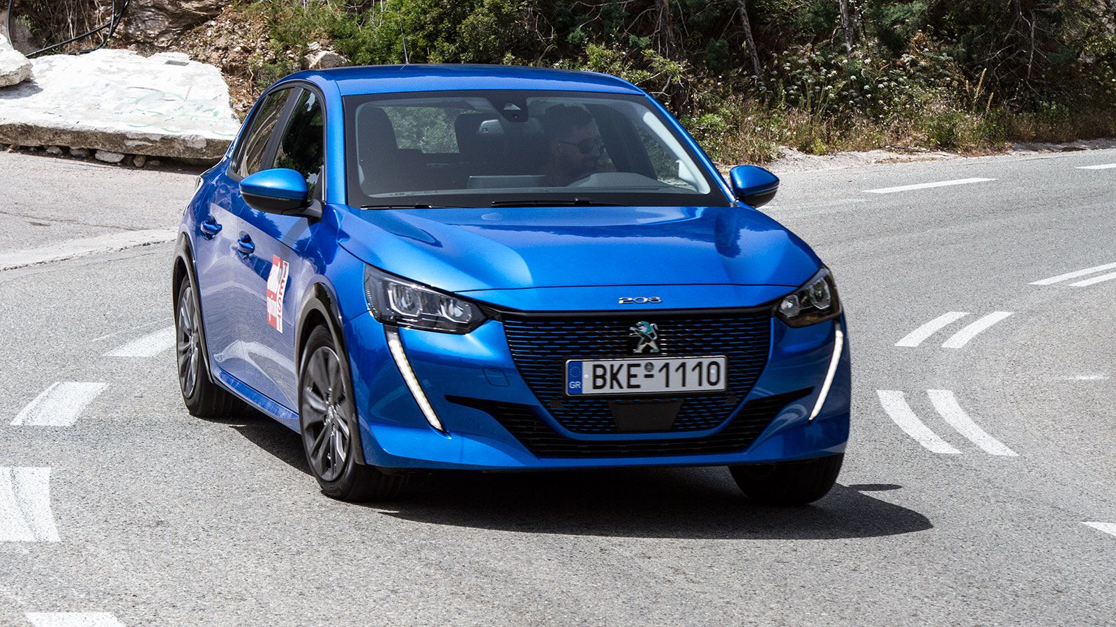 To κόστος κίνησης με το Peugeot e-208 είναι λιγότερο από 2,5 ευρώ/100 χλμ., ενώ το κόστος συντήρησης είναι σημαντικά μειωμένο σε σχέση με τις εκδόσεις