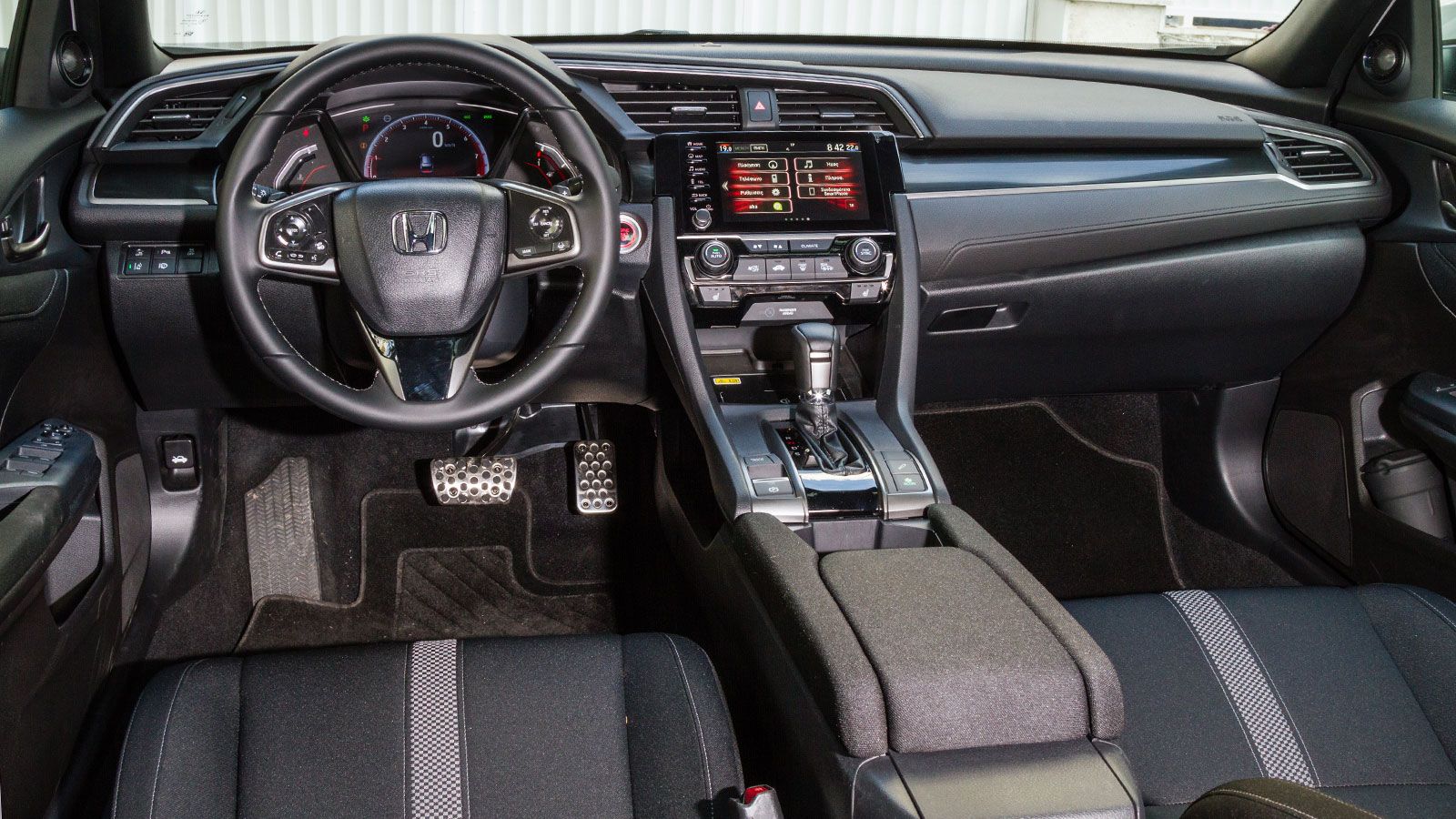 Το εσωτερικό του Honda Civic ξεχωρίζει για την σύγχρονη και όμορφη εικόνα του αλλά και την ποιότητα κατασκευής του. 
