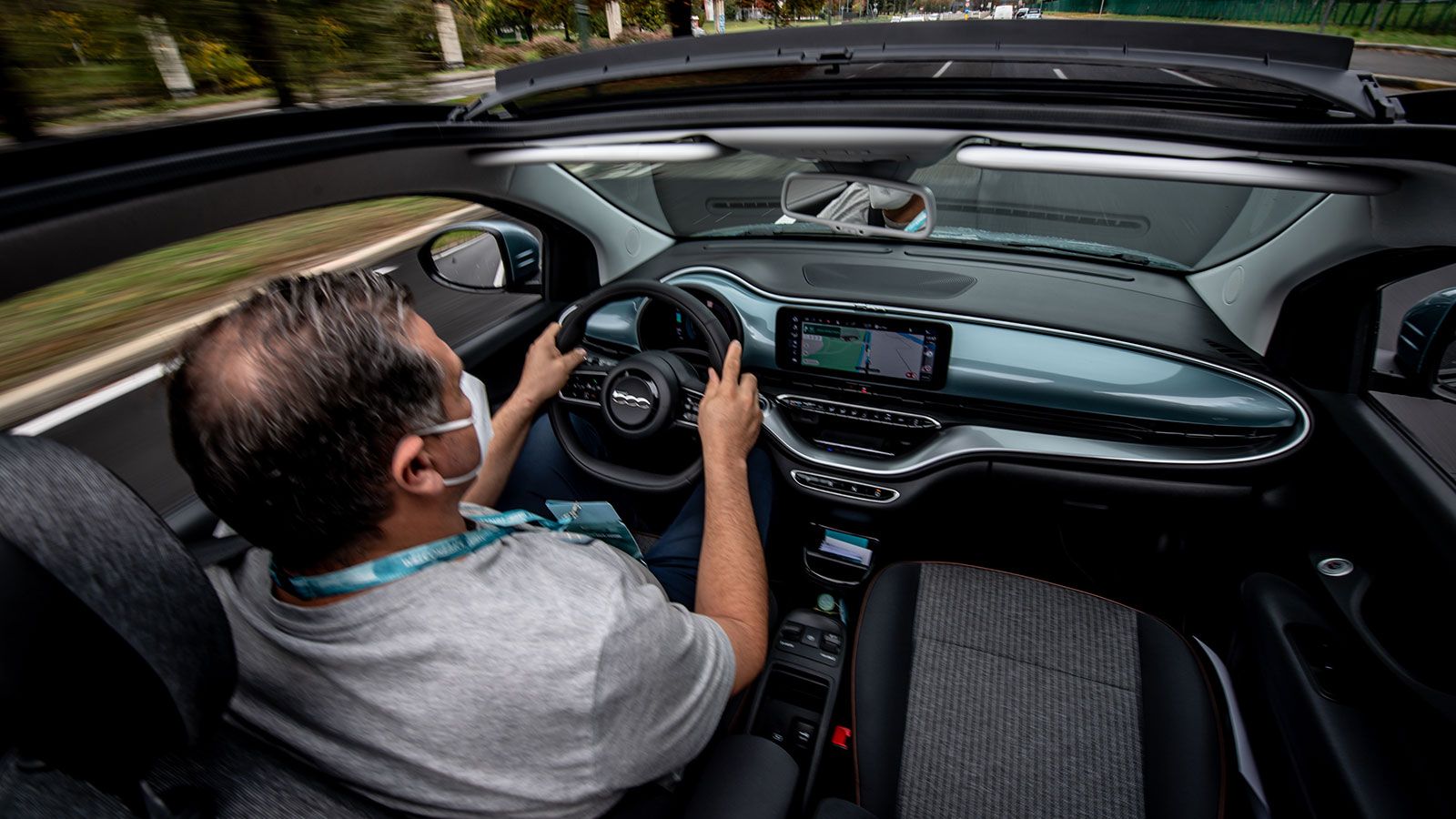 Το εσωτερικό του Fiat 500e διακρίνεται για το νεανικό, trendy και high-tech χαρακτήρα του.. Τα σκληρά πλαστικά και τα ανακυκλωμένα-φιλικά προς το περι