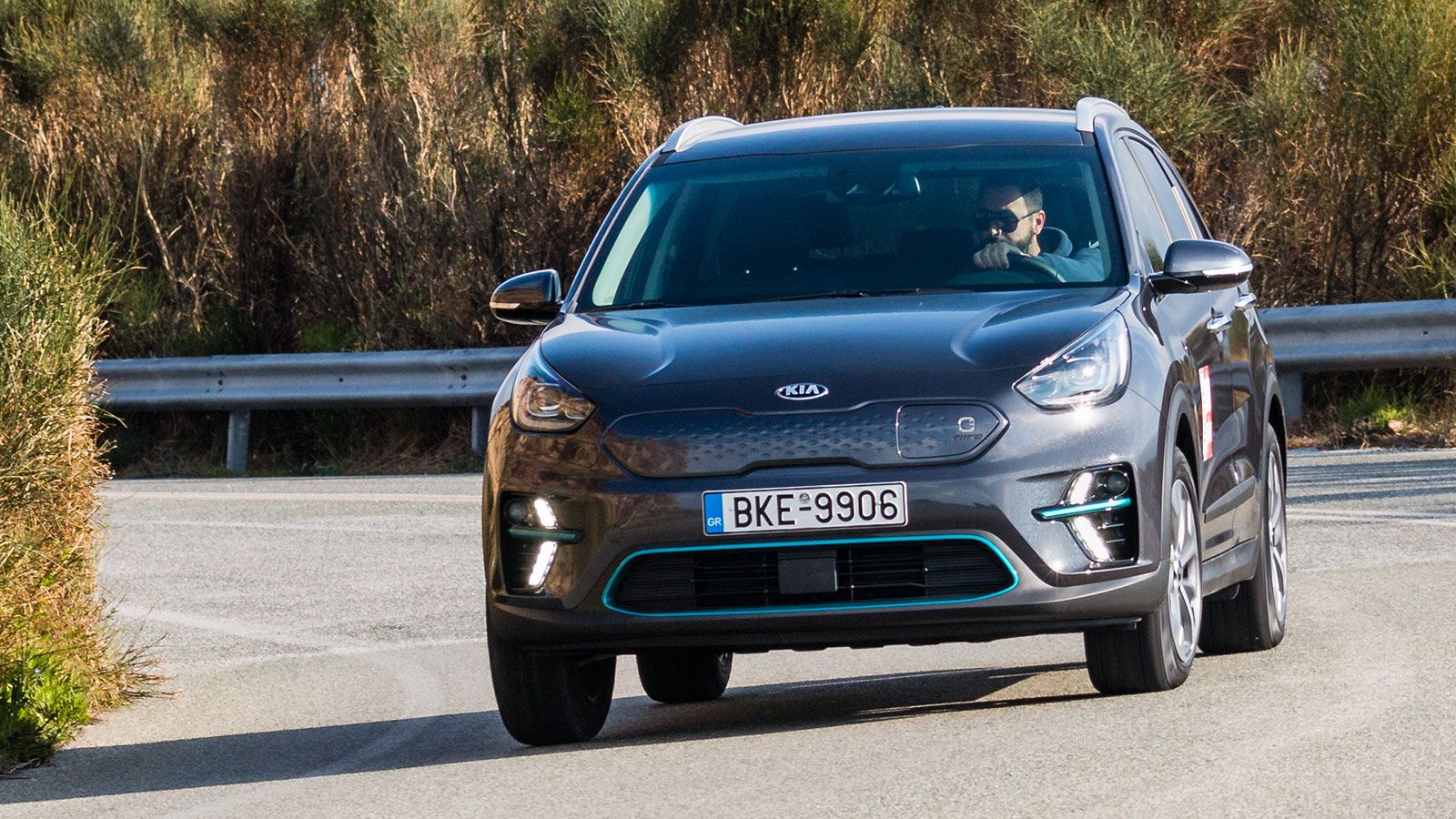 Το Kia e-Niro είναι άνετο στο δρόμο και διαχειρίζεται εν μέρη ικανοποιητικά το αυξημένο του βάρος.
