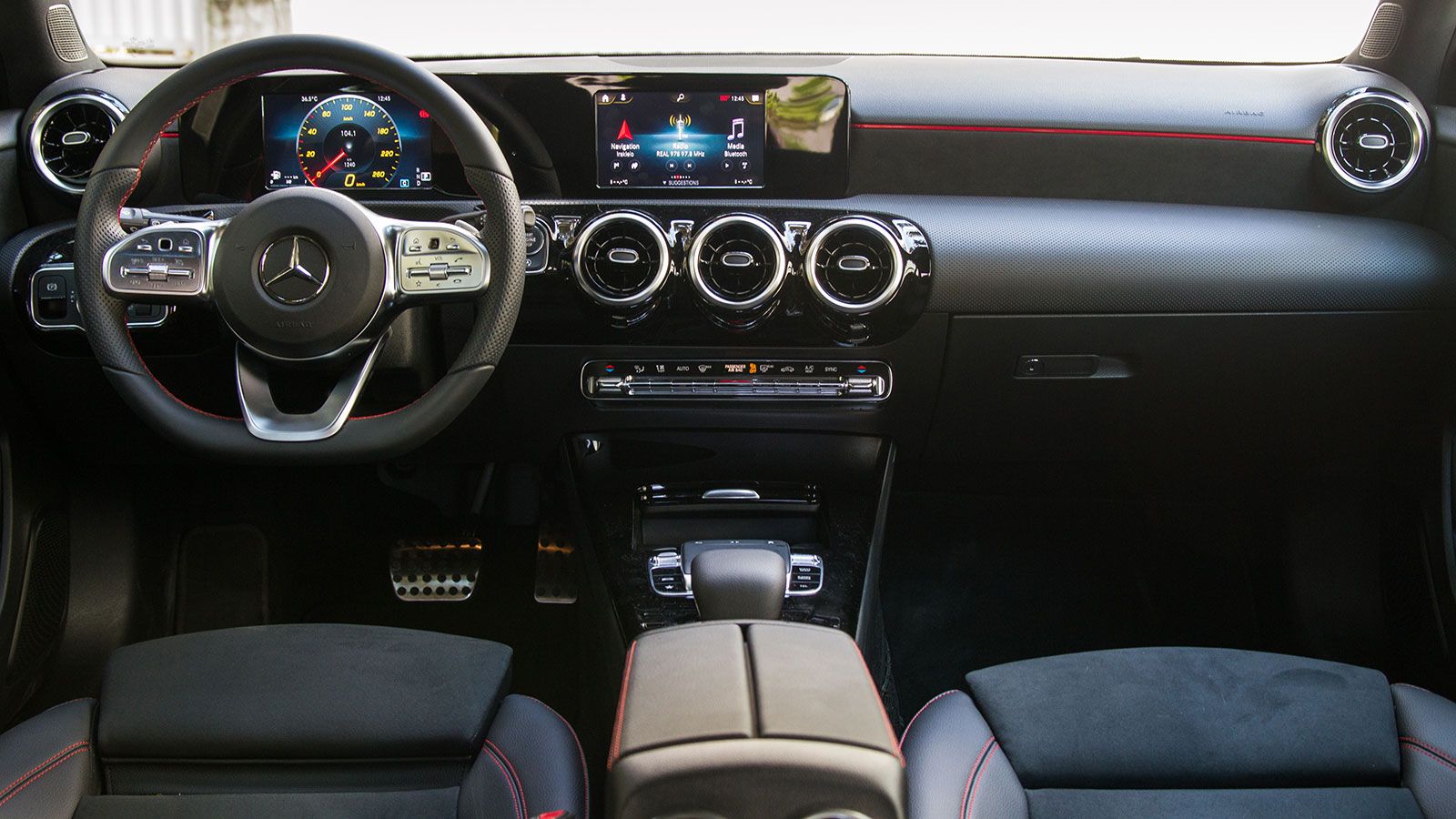 Η A-Class διαθέτει ένα hi-tech αέρα στο εσωτερικό της με το ψηφιακό πάνελ που σχηματίζουν οι δύο οθόνες, το touchpad στην κονσόλα και τα πλήκτρα αφής 