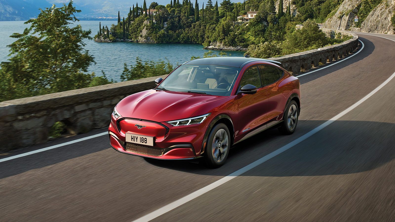 H Mustang Mach-E διατίθεται με δύο επιλογές ως προς τη χωρητικότητα της μπαταρίας, 75,7 kWh και 98,8 kWh, με την αυτονομία να φτάνει έως και 600 χλμ..