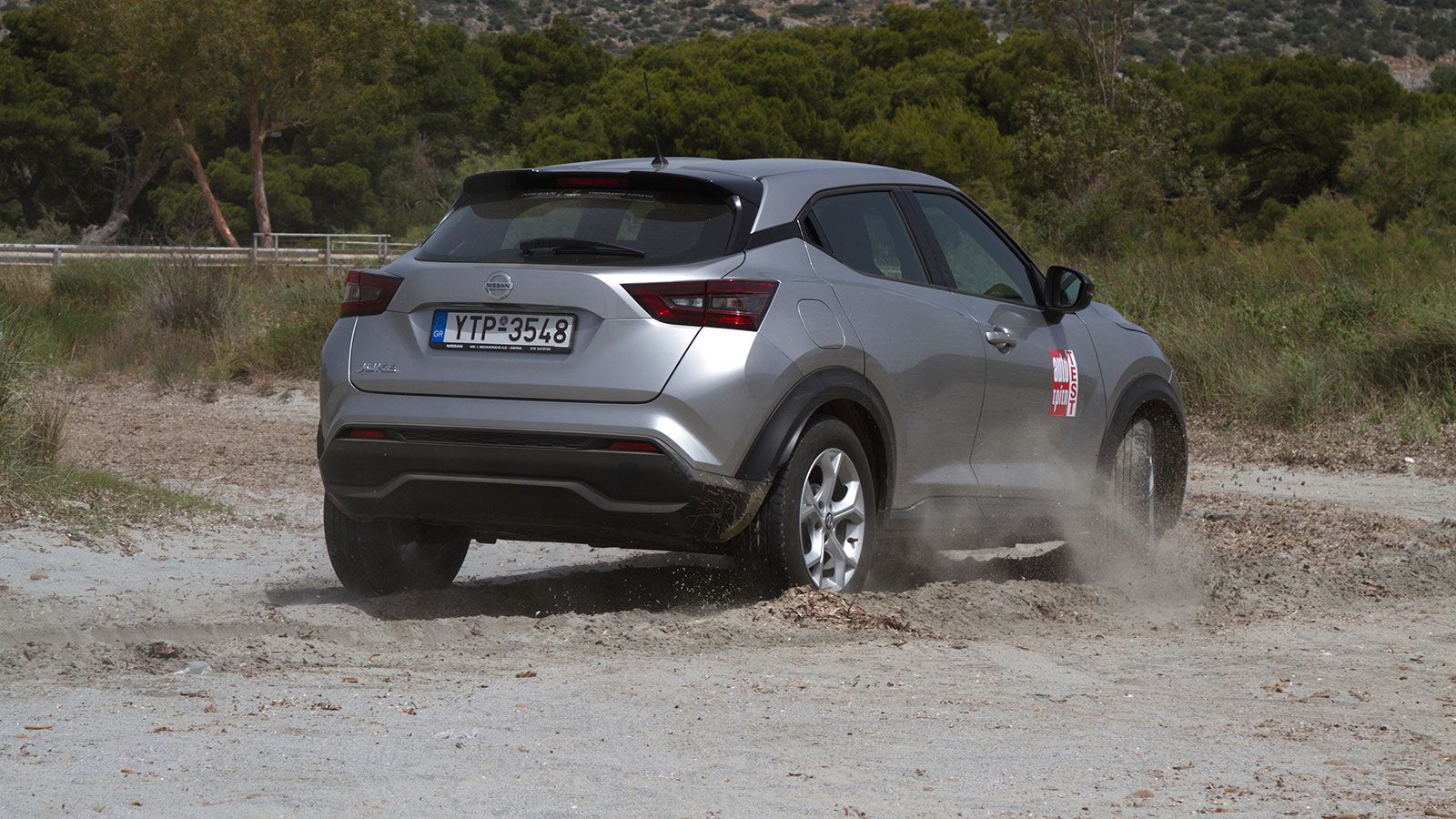 Η βόλτα στην παραλία δεν είναι πρόβλημα με το Nissan Juke.