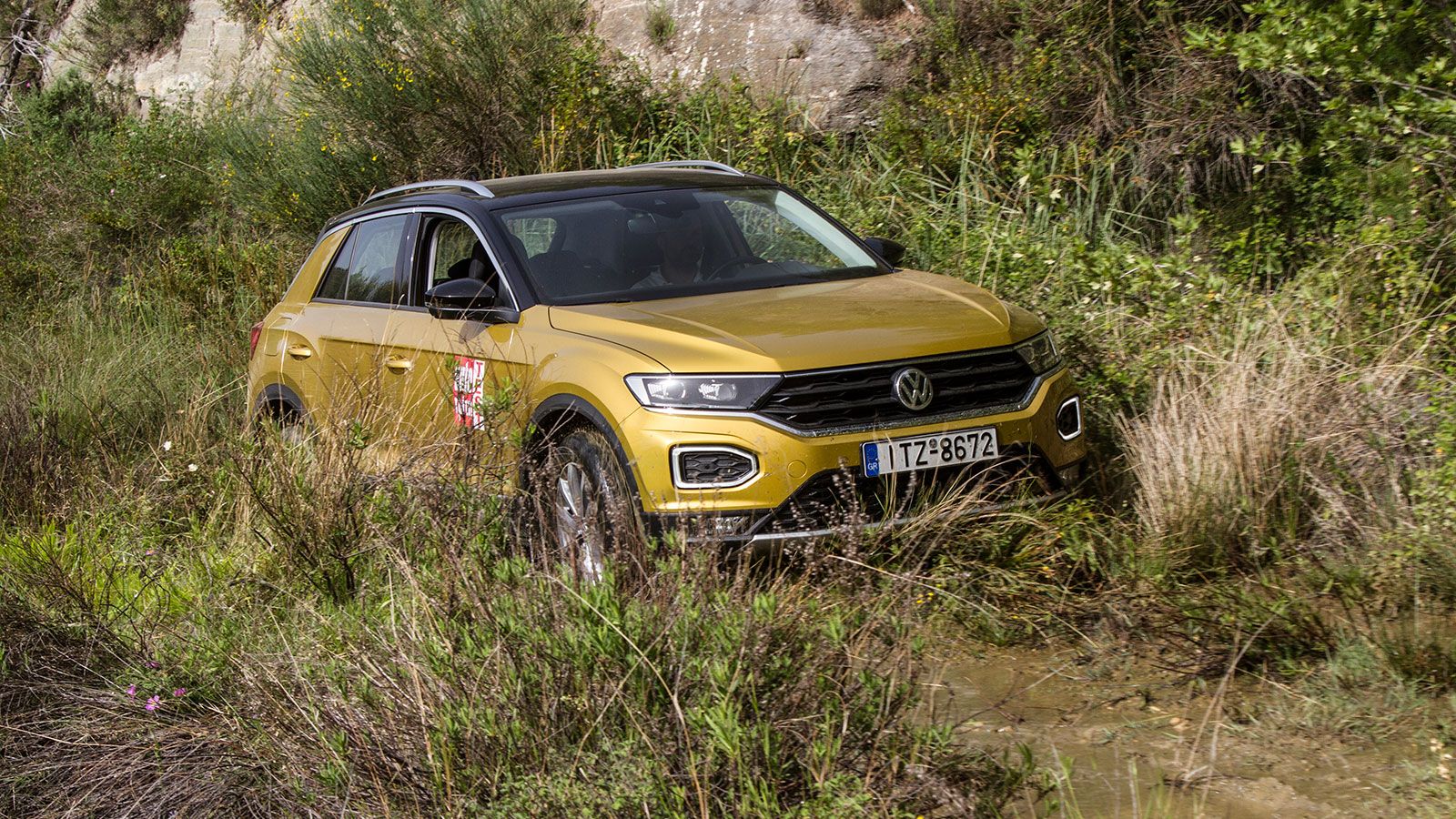 Με γωνίες προσέγγισης/ράμπας/φυγής 16,4/12,8/18,8 μοίρες αντίστοιχα και 161 χλστ. απόσταση από το έδαφος, το VW T-Roc έχει κατά βάση ασφάλτινο χαρακτή