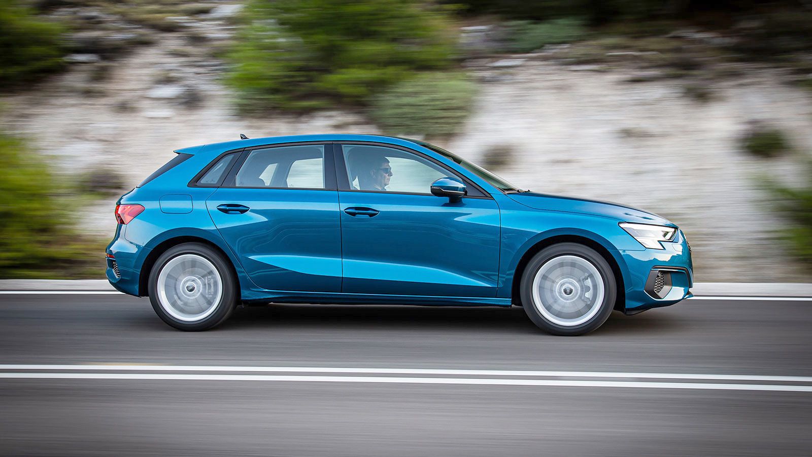 Οι δυναμικές επιδόσεις του A3 Sportback 35 TFSI συνδυάζονται και με συγκρατημένη κατανάλωση (γύρω στα 7,5 λτ./100 χλμ. στη διάρκεια της δοκιμής) χάρη 