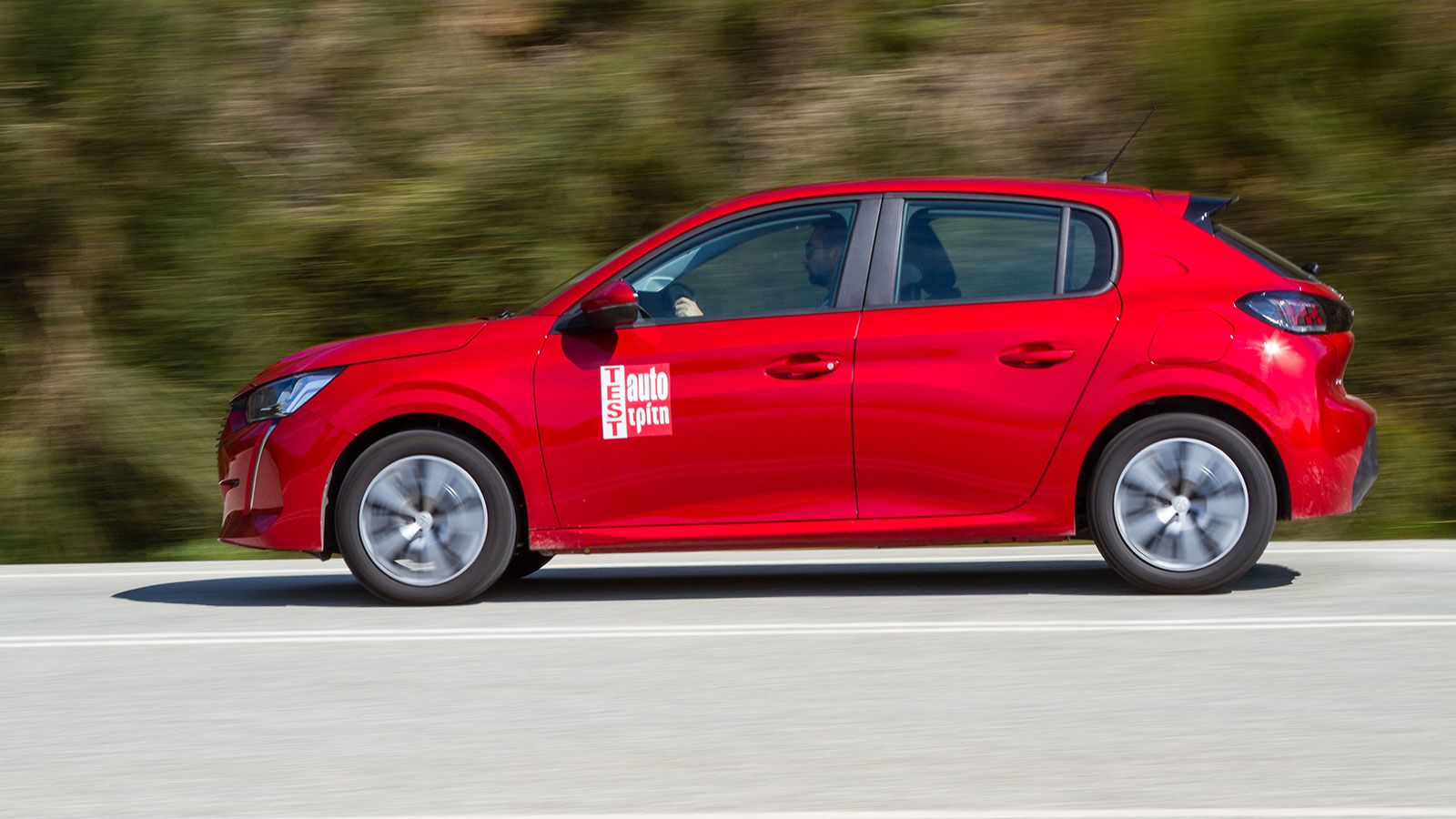 Το diesel Peugeot 208 εμφανίζει ένα εξαιρετικά ισορροπημένο οδηγικό προφίλ συνδυάζοντας την στιβαρή αίσθηση με κορυφαία ποιότητα κύλισης.