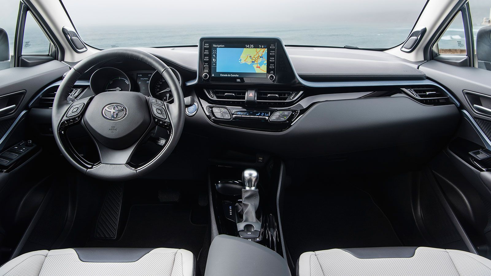 Το εσωτερικό του Toyota C-HR σε όλες τις εκδόσεις του χαρακτηρίζεται από καλή ποιότητα κατασκευής, σύγχρονο διάκοσμο και ξεχωριστή σχεδίαση με οδηγοκε