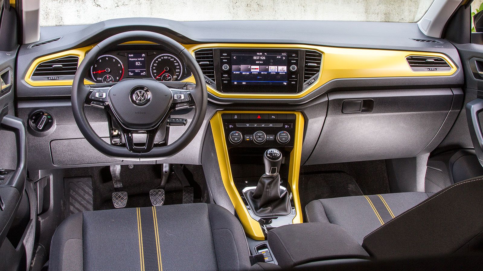 Το εσωτερικό τoυ VW T-Roc παρουσιάζει όμορφο και σύγχρονο διάκοσμο από τη βασική του έκδοση ενώ η σχεδίαση δέχεται μεγάλες πινελιές εξατομίκευσης.
