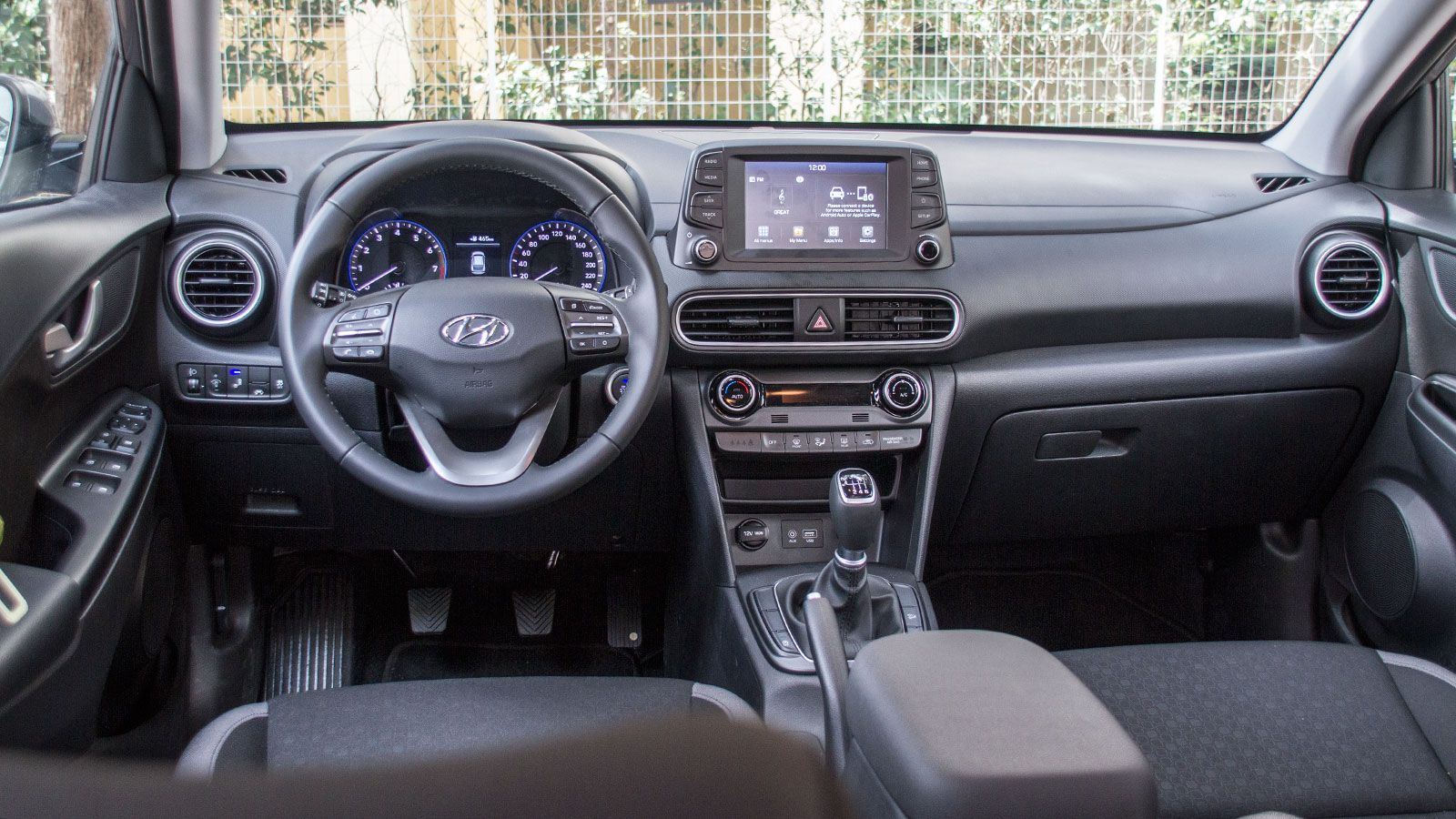 O εσωτερικός διάκοσμος του
 Hyundai Kona είναι όμορφος και σύγχρονος με την ποιότητα κατασκευής να ικανοποιεί παρά την αποκλειστική χρήση σκληρών πλα
