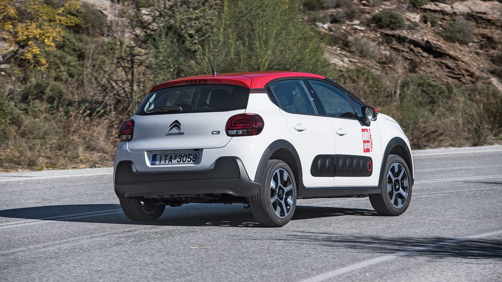 Το Citroen C3 κρατά την παράδοση του «άνετου», με τη λειτουργία της ανάρτησης να απορροφά πολύ καλά τις ανωμαλίες του οδοστρώματος.
