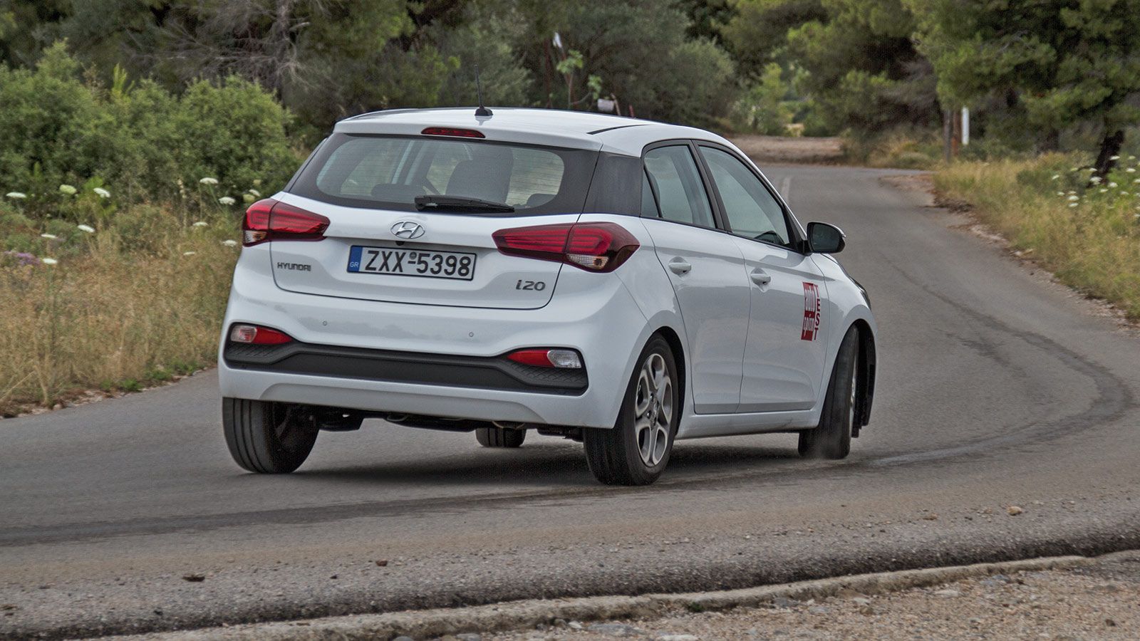 Το Hyundai i20 ξεχωρίζει για την ποιοτική του κύλιση, ενώ παράλληλα είναι αρκετά ευέλικτο στην πόλη και σταθερό στον αυτοκινητόδρομο.
