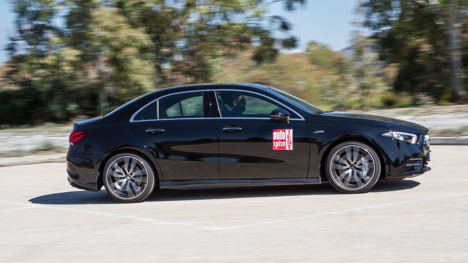 H AMG A 35 Sedan είναι μια ολοκληρωμένη και κομψή σπορ πρόταση, που εκφράζει τέλεια το DNA της Mercedes όσο και της AMG, κρατώντας τις απαιτούμενες ισ