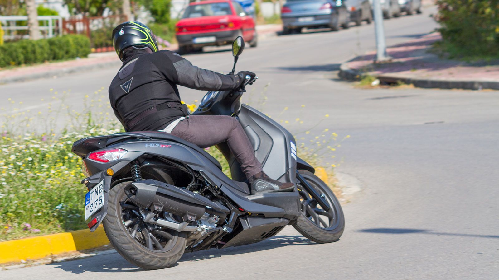 Mέση κατανάλωση του scooter είναι 4,0 λτ./100 χλμ. και για να το μεταφράσουμε χρηματικά, αυτό σημαίνει 5,68 ευρώ. 