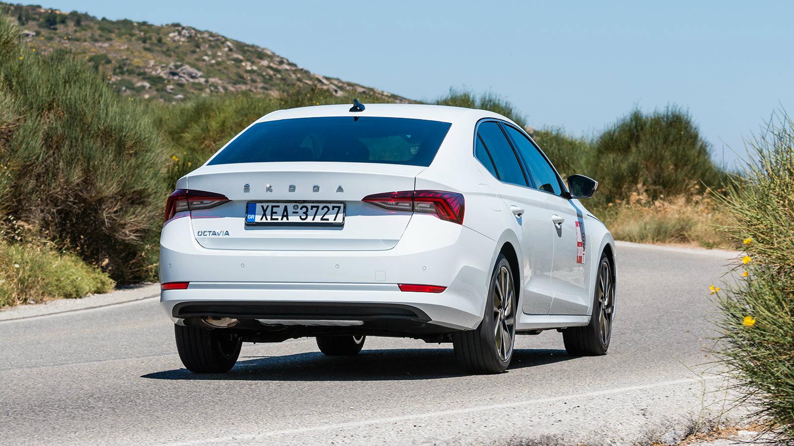 Στην ευθεία η Octavia παρουσιάζεται ιδανικά σταθερή και σε συνδυασμό με τα χαμηλά επίπεδα θορύβου στην καμπίνα, η ποιότητα κύλισης αποτελεί το high-li