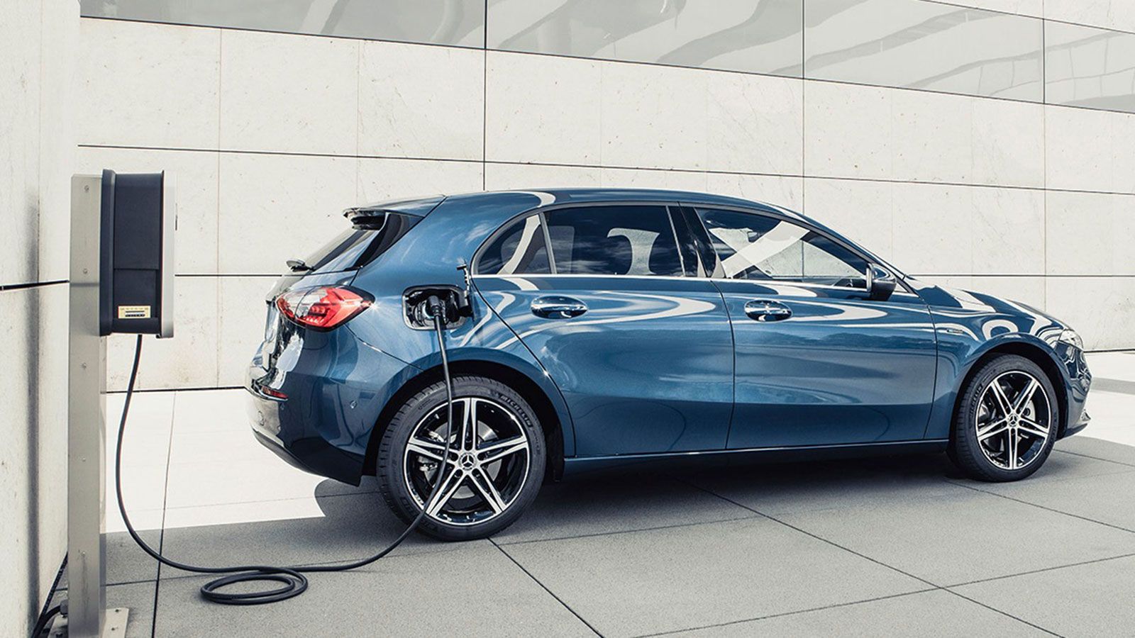 Η Mercedes GLA 250 e μπορεί να κινηθεί έως και 74 χλμ. χωρίς να καταναλώσει ούτε μια σταγόνα βενζίνης. Ακόμα και όταν ενεργοποιηθεί ο συμβατικός κινητ