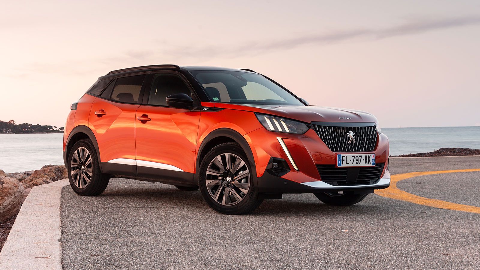 Το Peugeot 2008 στην έκδοση GT Line διατίθεται σε συνδυασμό με τον 1,2 λτ. turbo βενζινοκινητήρα PureTech των 130 ίππων και τον diesel των 1,5 λτ. με 