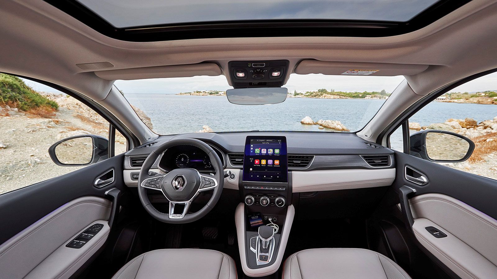 Η ξεχωριστή 
εικόνα στο εσωτερικό του Renault Captur Initiale Paris διαμορφώνεται από τις ιδιαίτερες δερμάτινες επενδύσεις, τον υπέρ-πλήρη εξοπλισμό 