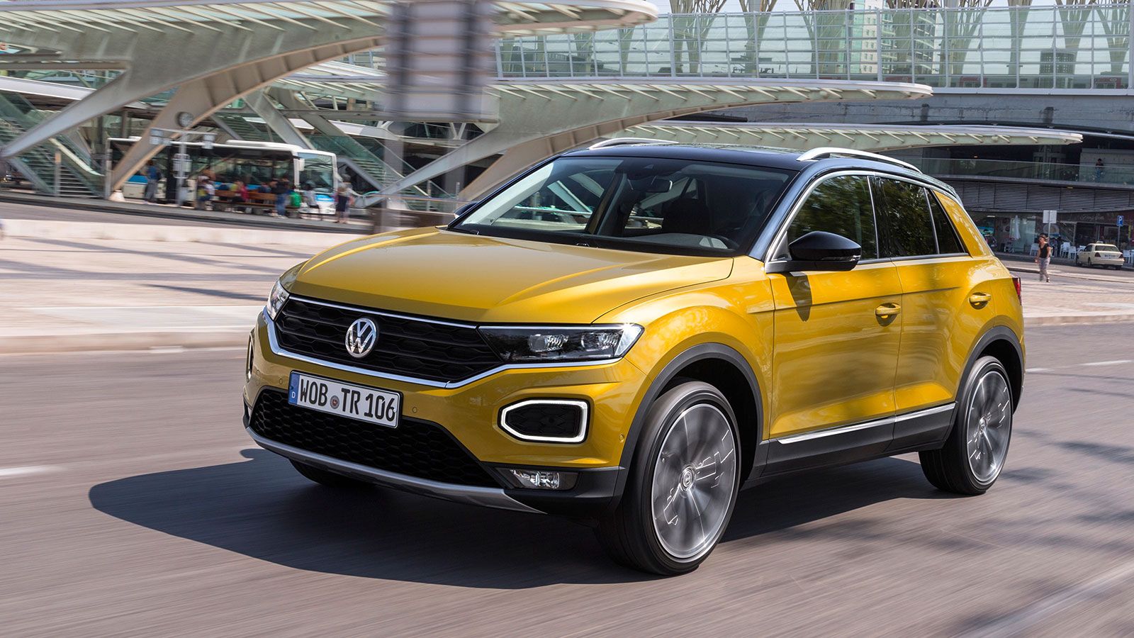 Το Volkswagen T-Roc είναι διαθέσιμο με κινητήρες 1,0 TSI 115 ίππων (και με DSG κιβώτιο), με 1,5 λτ. TSI απόδοσης 150 ίππων καθώς και με κινητήρες 1,6 