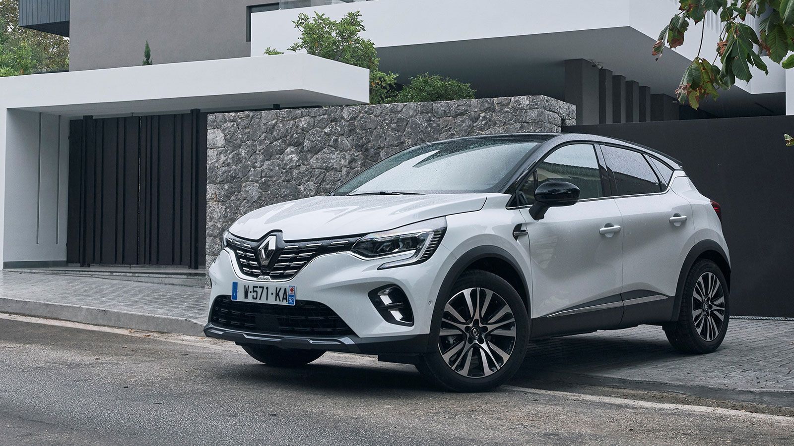  
Η έκδοση Initiale Paris του νέου Renault Captur είναι διαθέσιμη τόσο με τον turbo κινητήρα βενζίνης 1,3 λτ. ΤCe των 155 ίππων, όσο και με τον πετρε