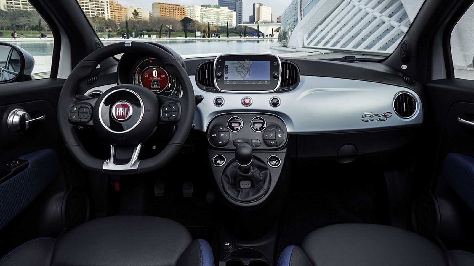 Δεν αλλάζει κάτι στο ταμπλό του 500 hybrid, με τις όμορφες ρετρό γραμμές να συνδυάζονται με νέες ενδείξεις και λειτουργίες σχετιζόμενες με την υβριδικ