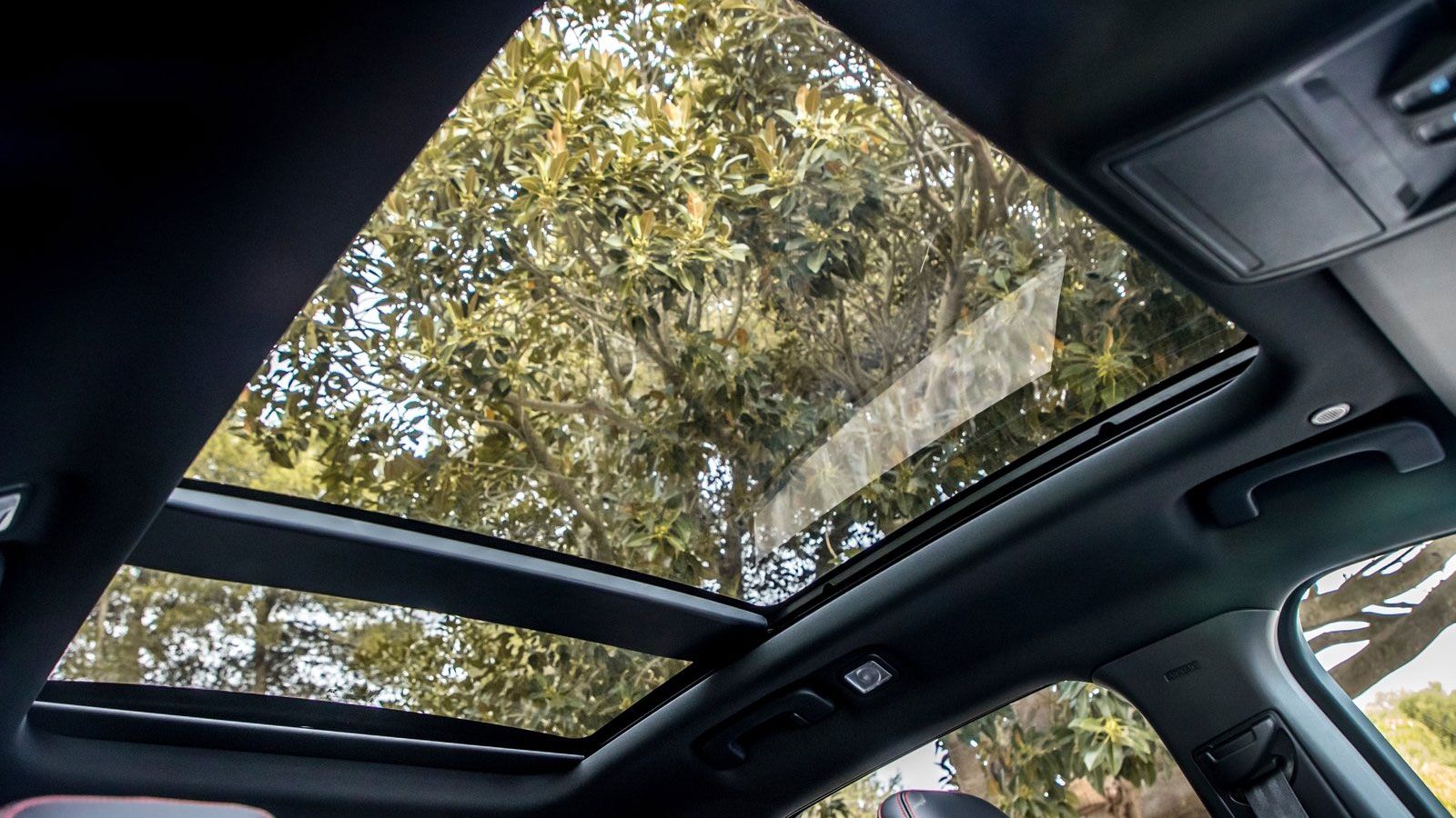 Το νέο Kuga προσφέρει στον προαιρετικό εξοπλισμό του πανοραμική γυάλινη οροφή.