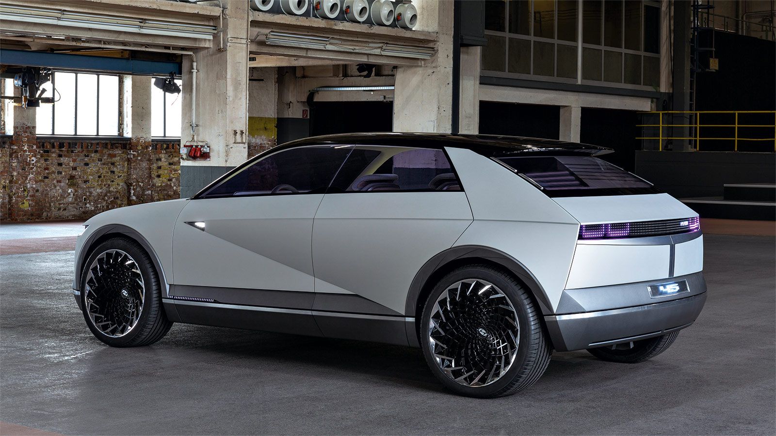 2019 - Ηλεκτρικό Concept 45 
Koντό, φαρδύ και με απότομη διαμόρφωση στο πίσω μέρος: Οι πόρτες στο Concept 45 ανοίγουν ηλεκτρικά προς τα εμπρός και πί