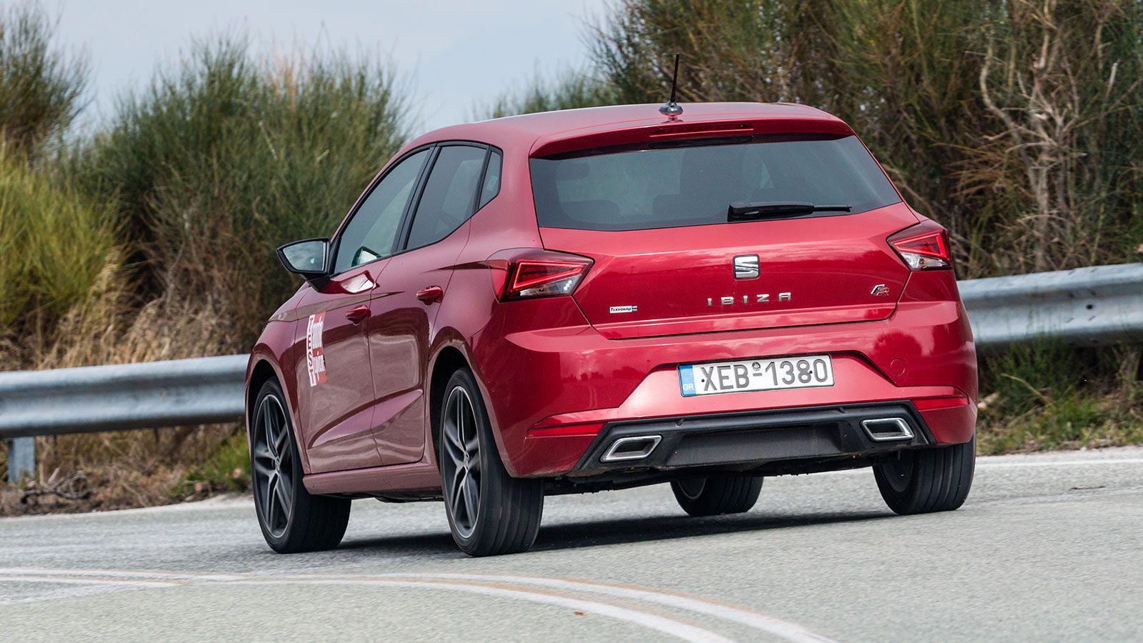 Πατάει γερά, στρίβει ουδέτερα και διατηρεί με ευκολία υψηλή μέση ταχύτητα, αλλά ο σπορ χαρακτήρας δεν είναι ξεκάθαρος. 