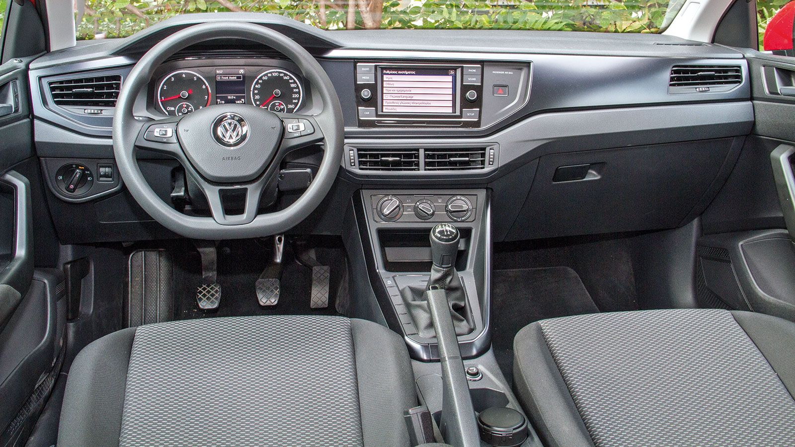 Η ποιότητα κατασκευής του VW Polo είναι κορυφαία για την κατηγορία των μικρών, αν και στη βασική έκδοση τα πλαστικά είναι σκληρά. Οι πίσω επιβάτες κάθ