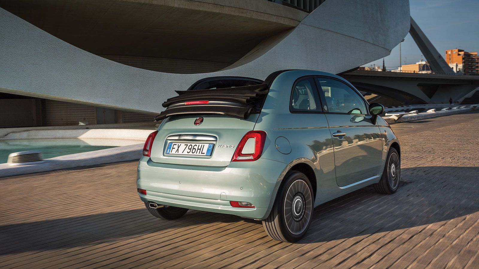 Νέα υβριδικά Fiat 500 & Panda