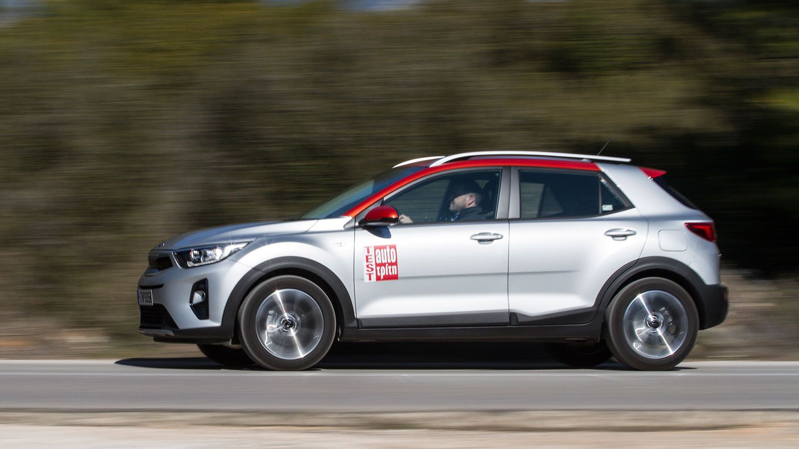 Το Kia Stonic εκμεταλλεύεται στο έπακρο το μικρότερο βάρος και την κλιμάκωση του κιβωτίου για να επικρατεί σε επιδόσεις και κυρίως κατανάλωση.