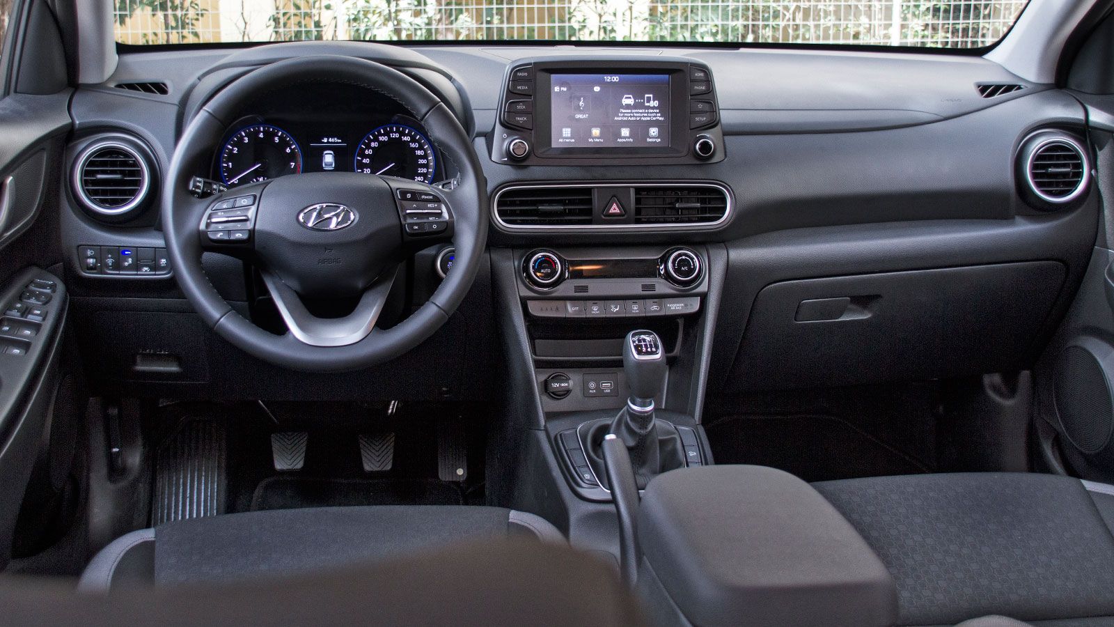 H γενική εντύπωση που αφήνει το 
Hyundai Kona στον τομέα της ποιότητας είναι πολύ καλή. Όπως και στο Stonic τα πλαστικά είναι σκληρά, αλλά γεροδεμένα