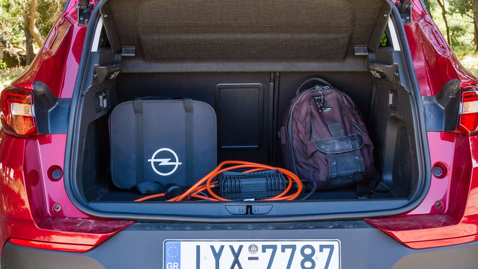 Οι χώροι είναι επαρκείς για 4 η και 5 επιβάτες με τον χώρο αποσκευών να έχει «θυσιάσει» 124 λίτρα για την προσαρμογή μερών της υβριδικής τεχνολογίας. 