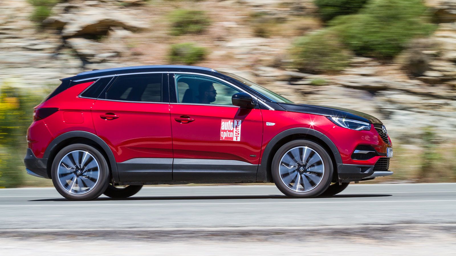 ¶νετο και ευχάριστο 
είναι το Grandland X Hybrid4 οδηγικά τόσο στην πόλη όσο και εκτός αυτής προβάλλοντας αντίστοιχα και στις δύο περιπτώσεις εξαιρετ