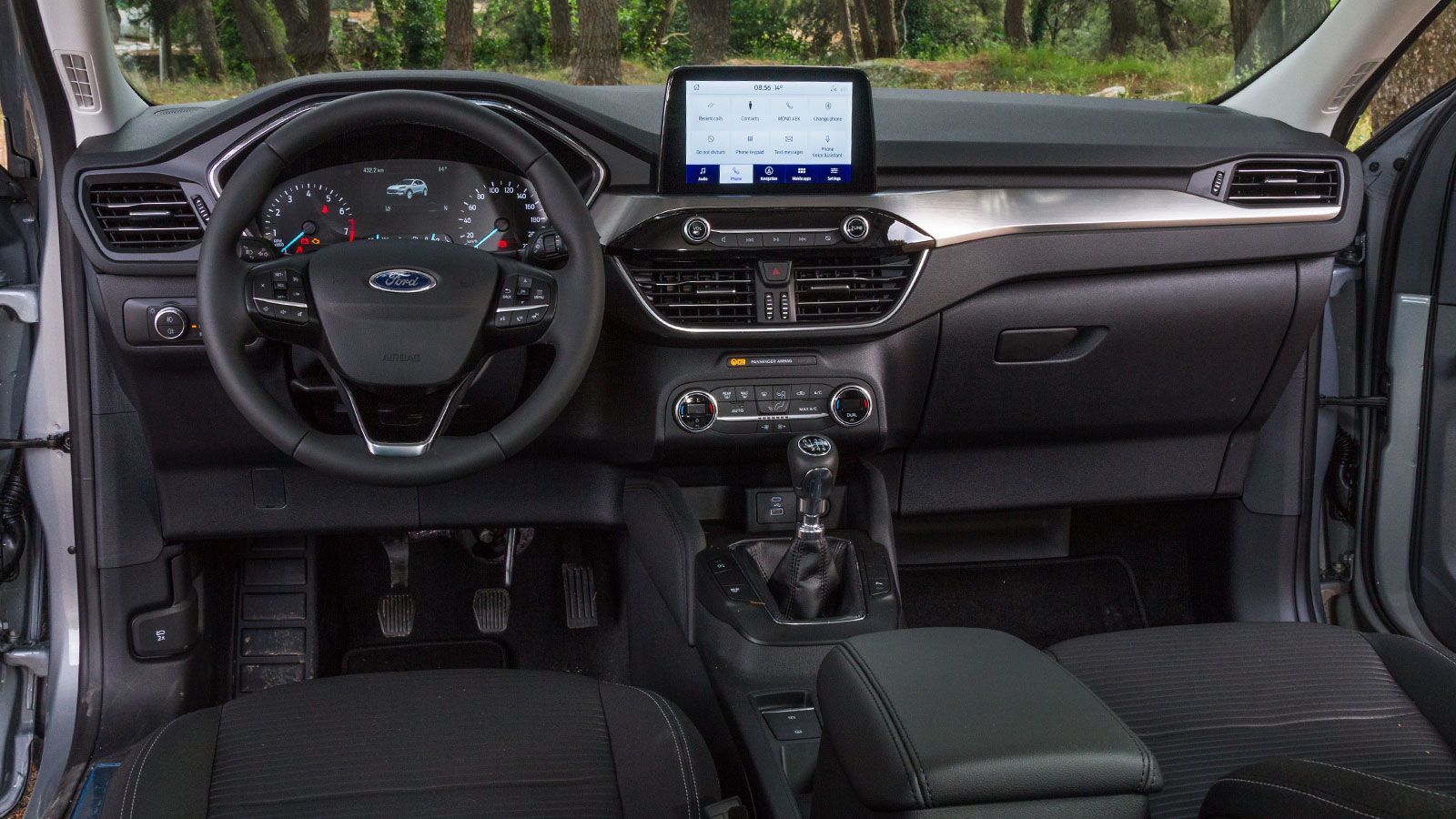 Η φαρδιά και πρακτική καμπίνα του νέου Ford Kuga είναι μοντέρνα και ποιοτική. Η έγχρωμη οθόνη αφής των 8 ιντσών του SYNC3 ανήκει στο βασικό εξοπλισμό.