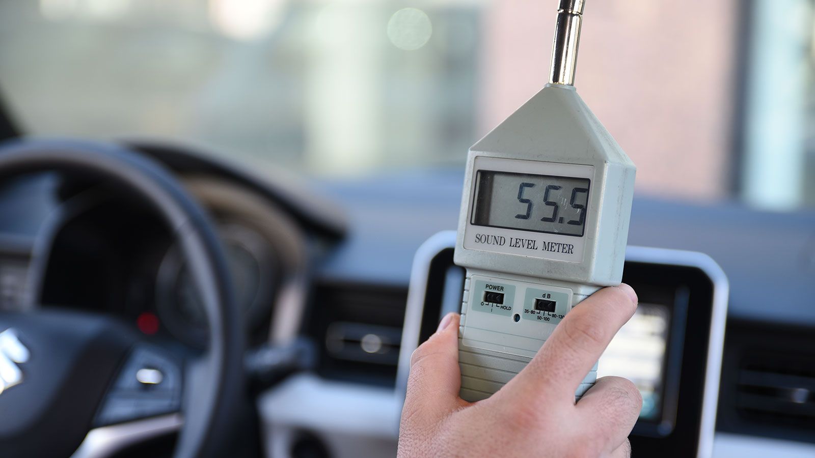 Κατά τη διαδικασία σημειώνουμε την υψηλότερη ένδειξη θορύβου που έδωσε το ντεσιμπελόμετρο.