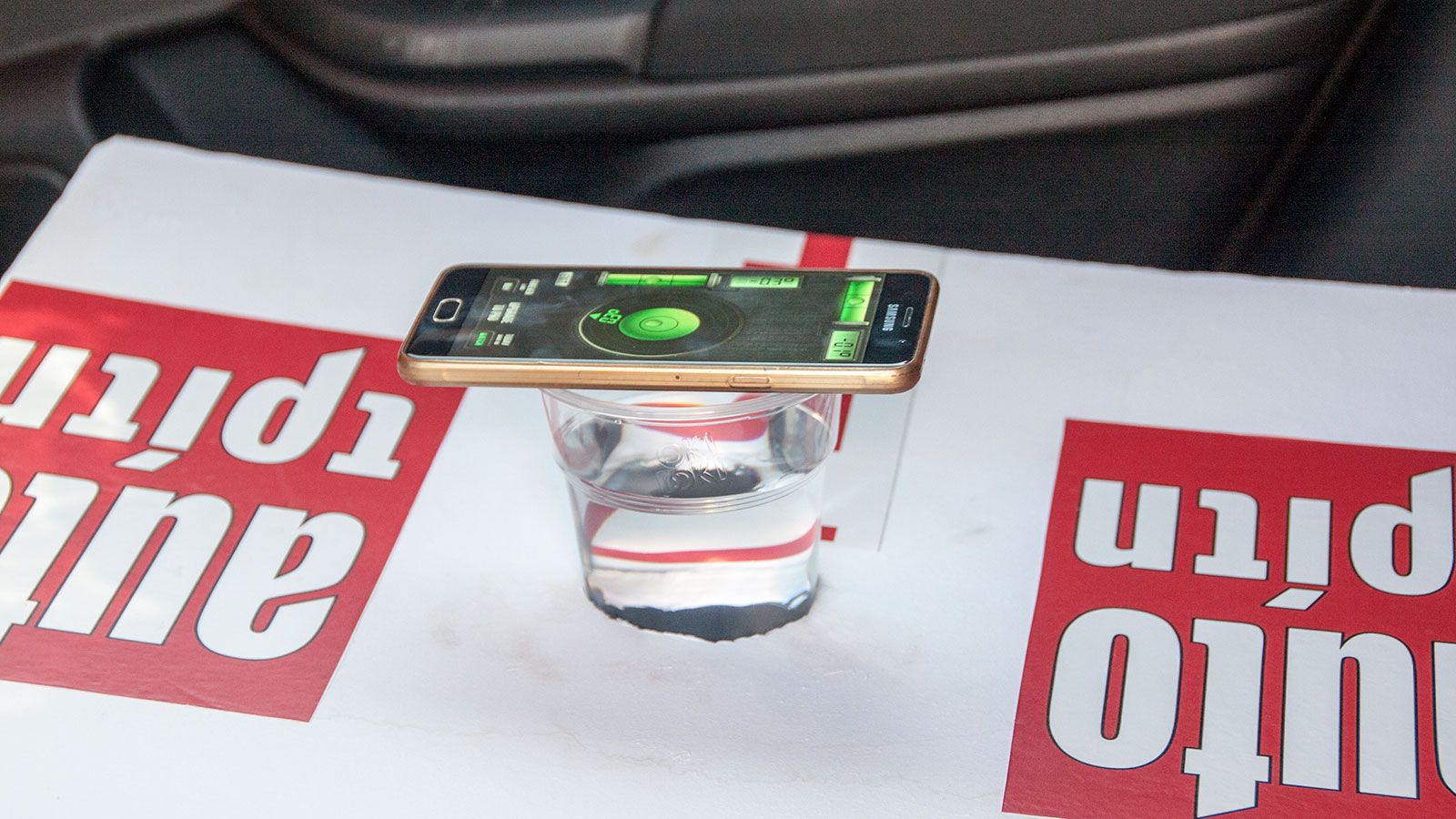 Κατά τη διαδικασία μετρήσαμε το βάρος του νερού που χύνεται από ένα γεμάτο ποτήρι, παρουσιάζοντας τις πρακτικές συνέπειες σε ένα καθημερινό παράδειγμα