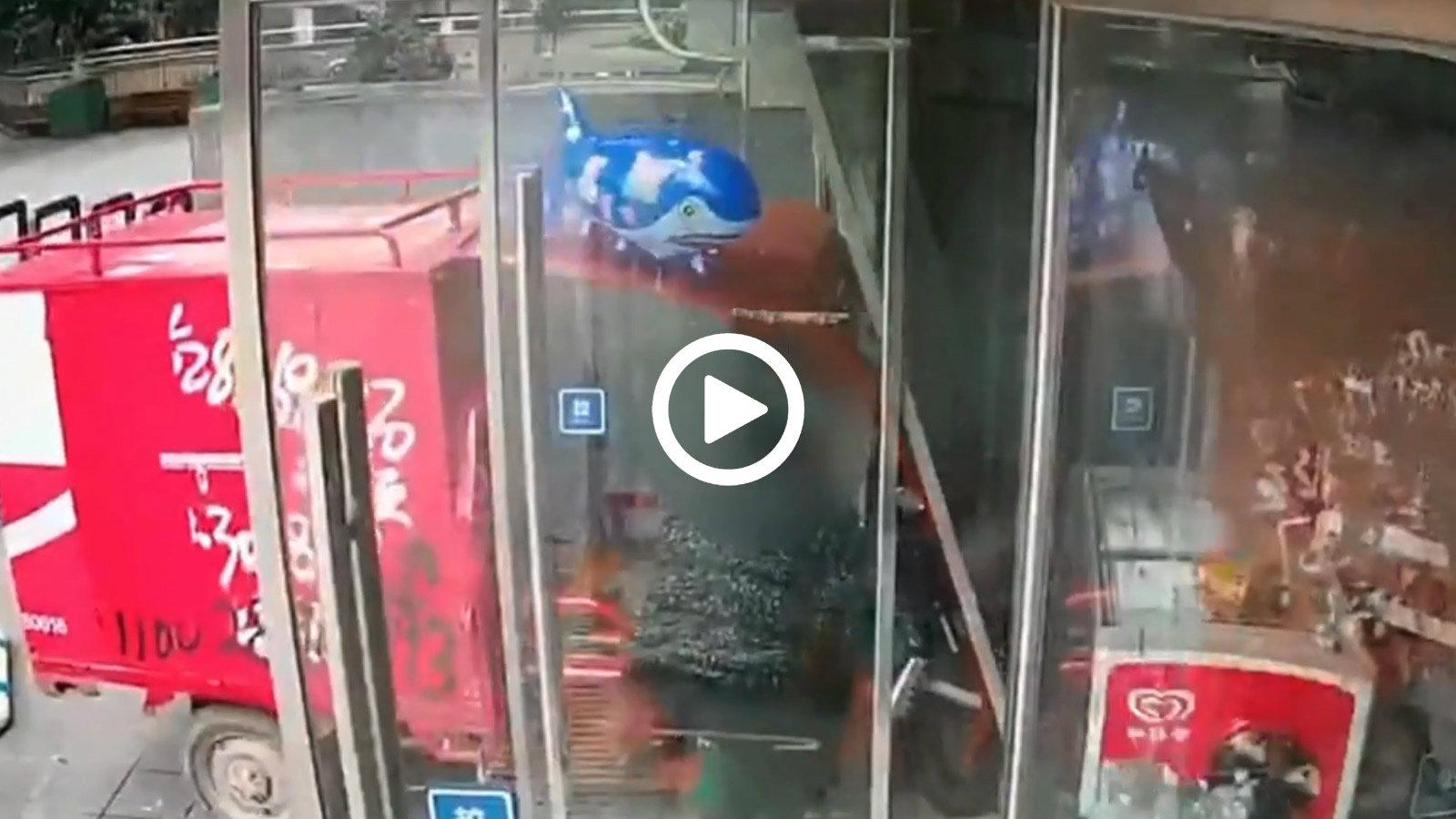 3χρονος με τρίκυκλο μπουκάρει σε σούπερ μάρκετ από τη τζαμαρία