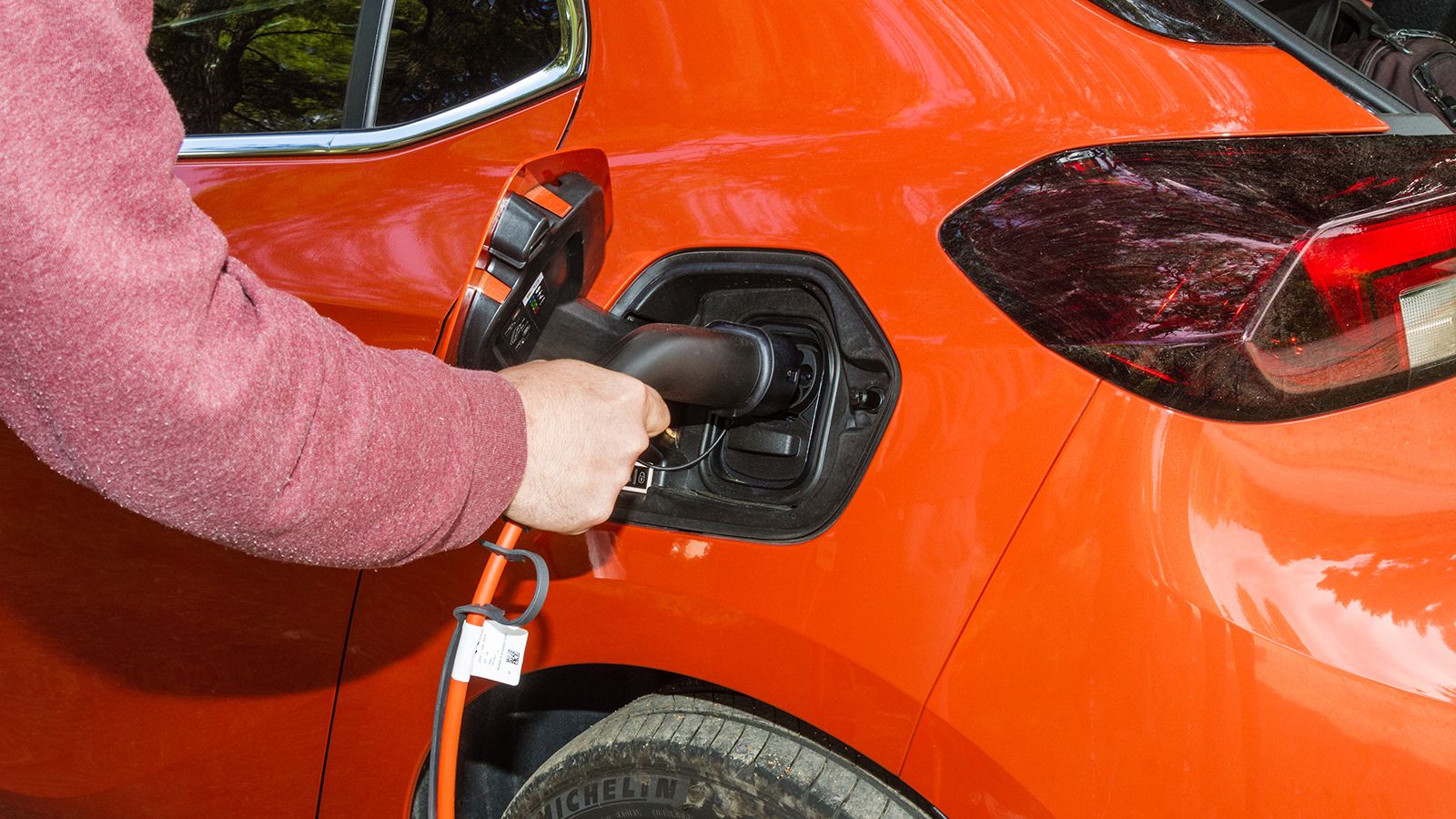 Οpel Corsa βενζίνης με 130 PS ή Corsa-e με 136 PS;