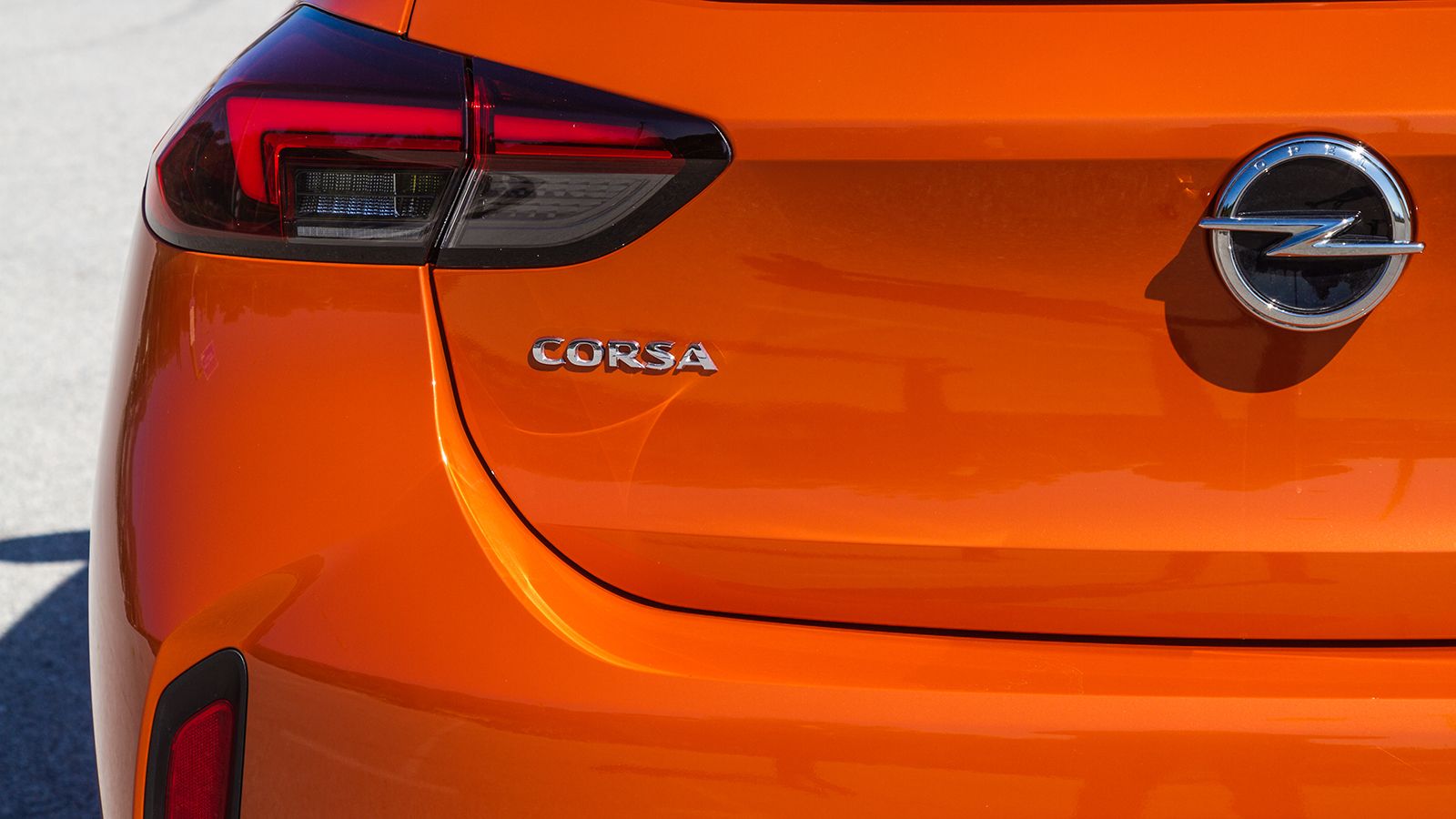 Οpel Corsa βενζίνης με 130 PS ή Corsa-e με 136 PS;